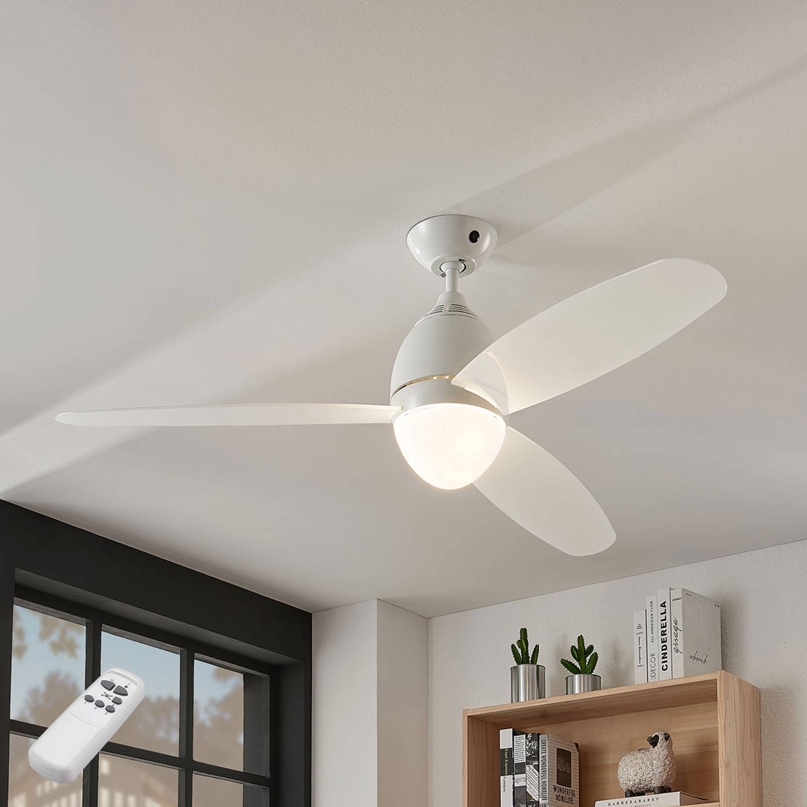 Piara ceiling fan with light, glossy white