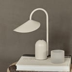 ferm LIVING LED-laetav laualamp Arum, beež, timmitav, IP44