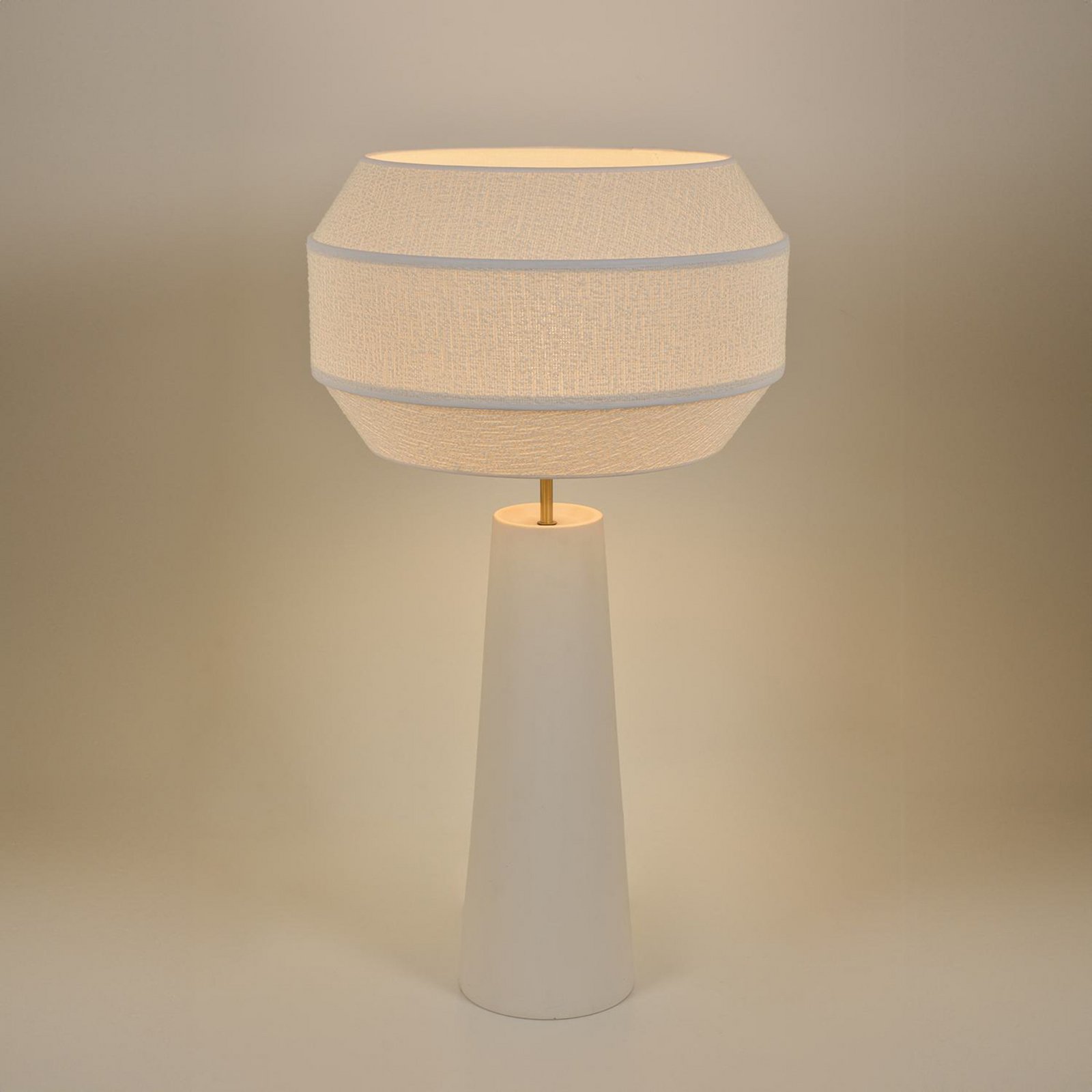 Cosiness Tischlampe 85 cm weiß Metall/Stoff - MARKET SET Cosiness Tischlampe 85 cm weiß Metall/Stoff - MARKET SET