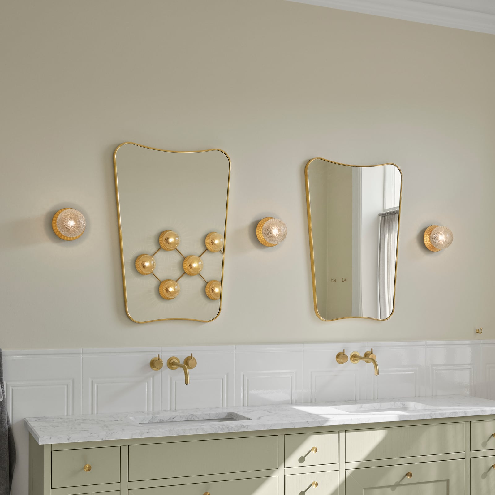 Nuura Wandleuchte Liila 1, IP44, Ø 14 cm, gold/klar