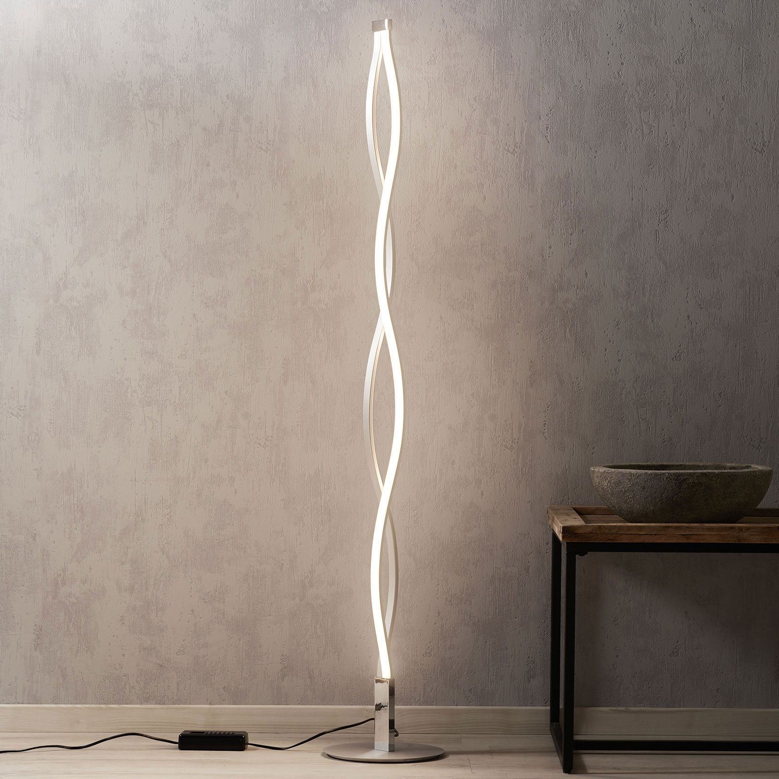 Candeeiro de pé SAHARA LED com um design ondulado