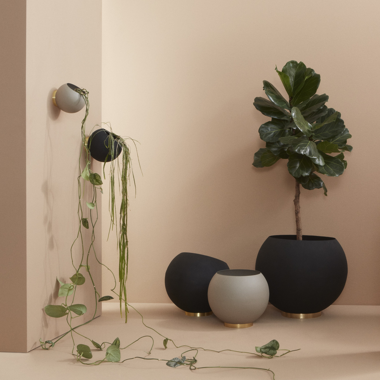 AYTM Globe flower pot, Ø 43 cm, black, aluminium, steel