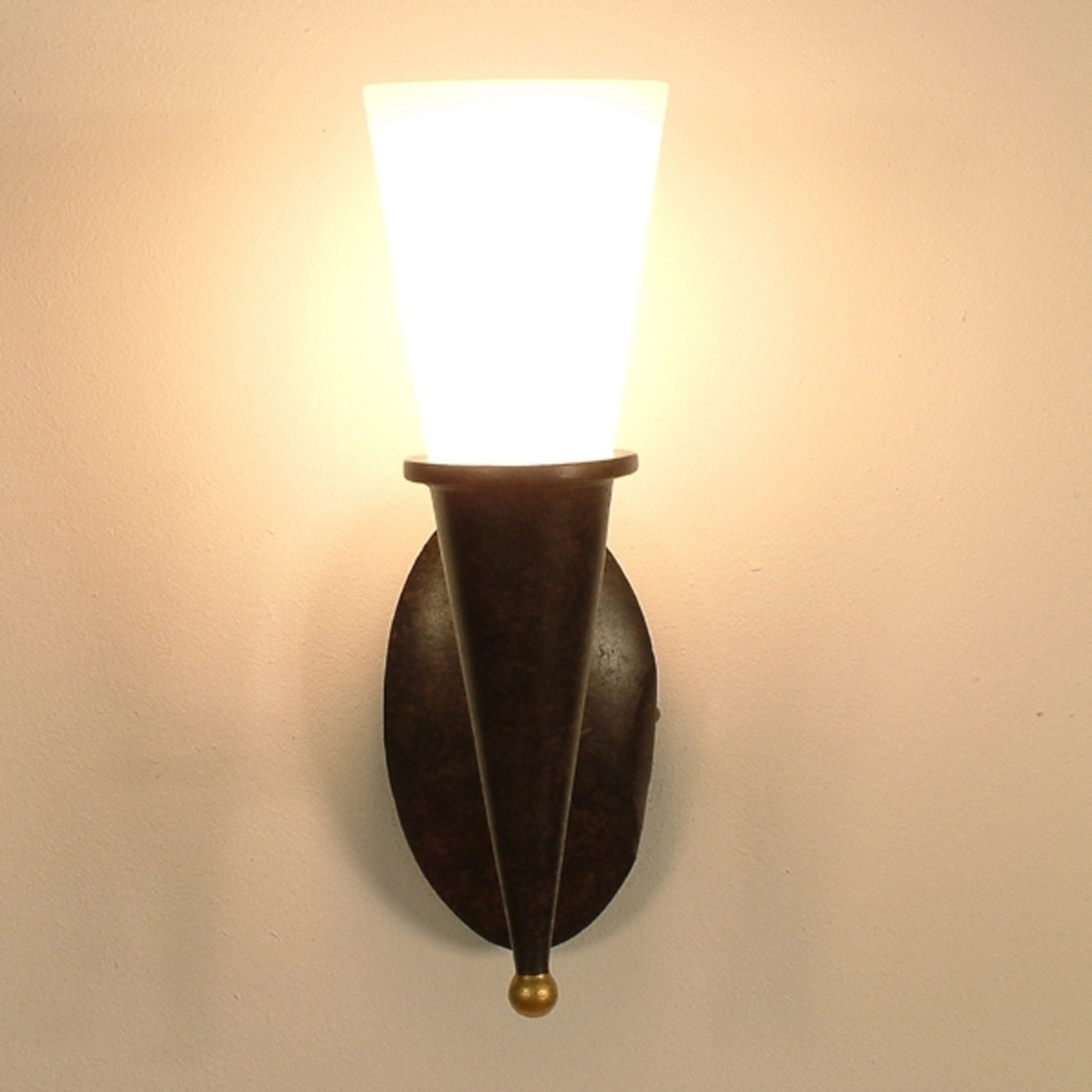 Simple wall lamp CARTOCCIO