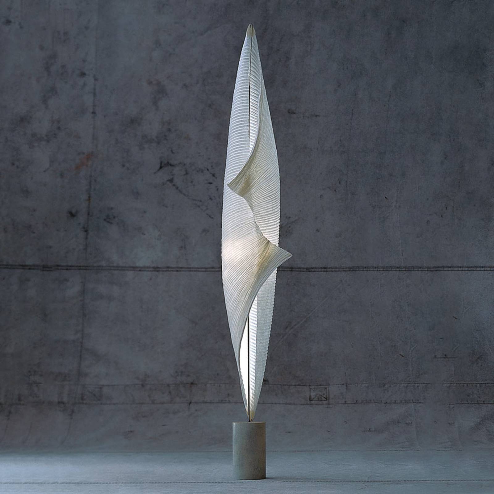 Ingo Maurer Design vloerlamp - staande lamp - Woon-/ Eetkamer - dimbaar - wit / opaal - papier, beton, metaal, roestvrij staal, kunststof, glasvezel paneel