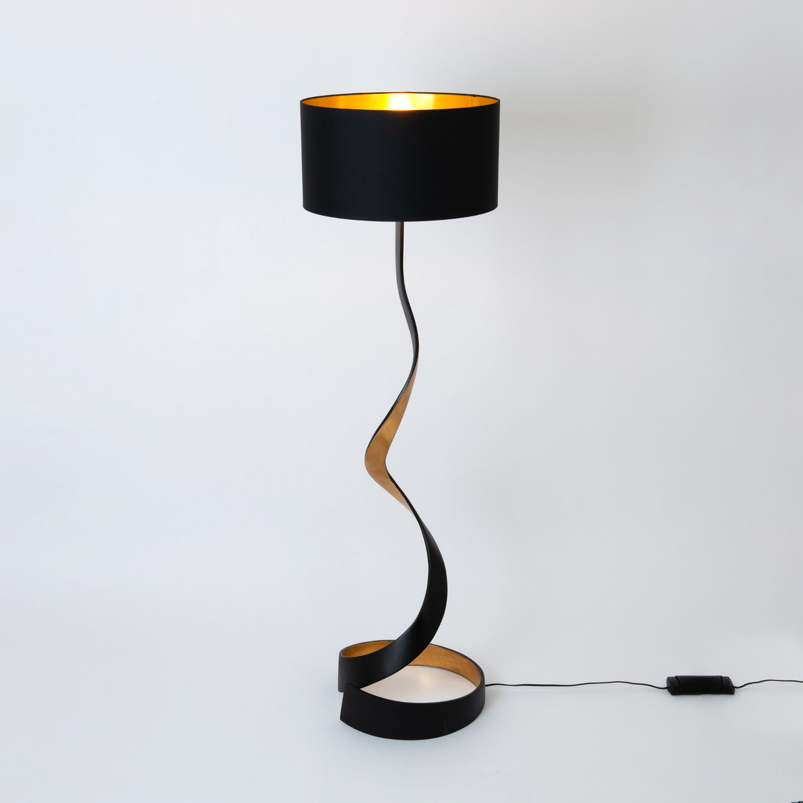 Lámpara de pie Vortice, negro/oro, altura 157 cm, hierro