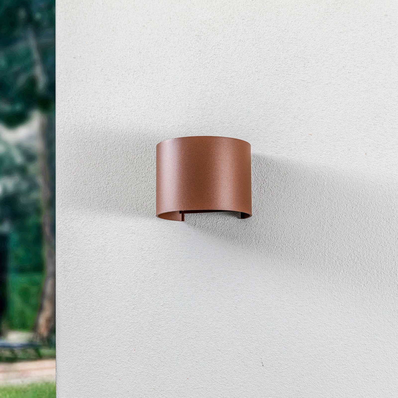 Candeeiro de parede exterior LED Lindby Nivar, redondo, castanho ferrugem, metal