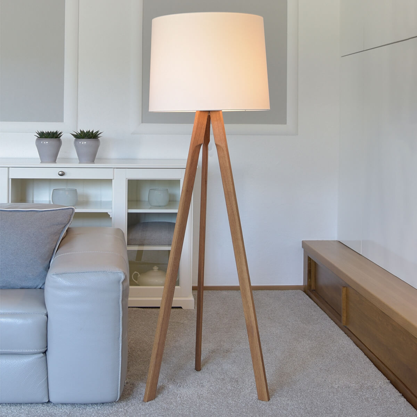 HerzBlut Tre gulvlampe trebeinet med solid tre Gulvlampe i solid naturlig tre og med hvit lampeskjerm