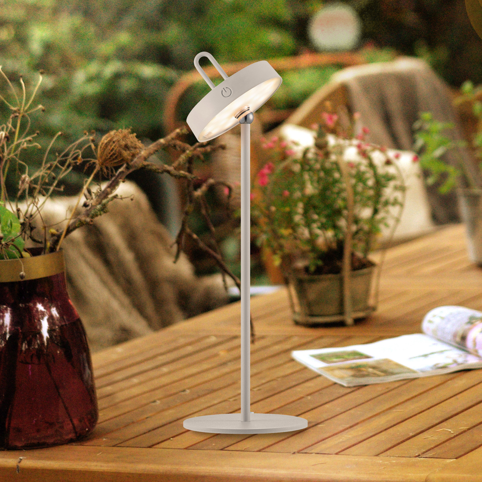 JUST LIGHT. Lámpara de mesa LED recargable Amag gris-beige hierro IP44