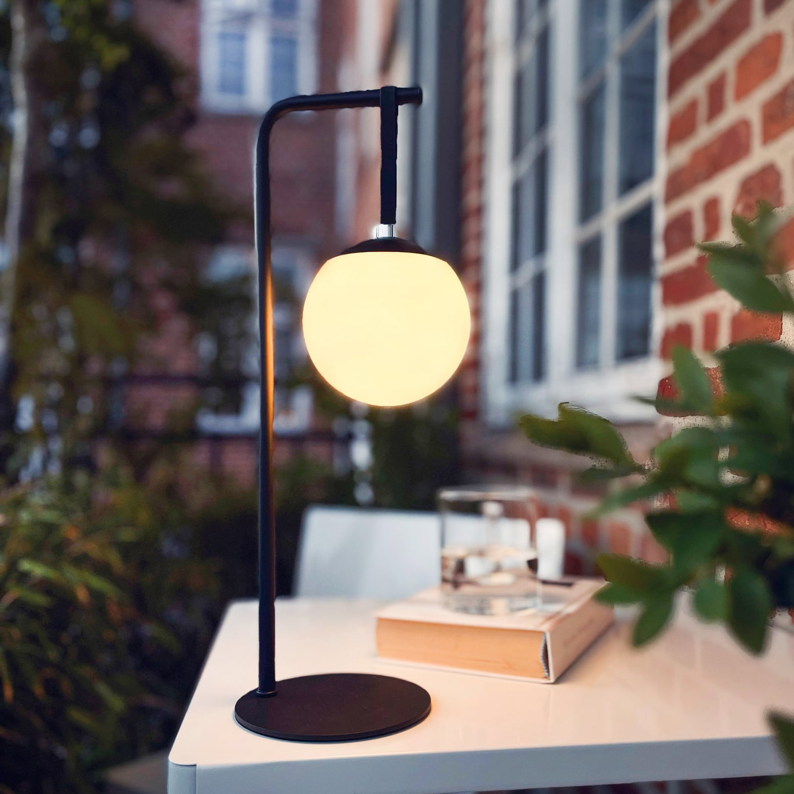 Dyberg Larsen LED-akutoitel töötav dekoratiivlamp Odin, must/valge, IP44 Dyberg Larsen LED-akutoitel töötav dekoratiivlamp Odin, must/valge, IP44