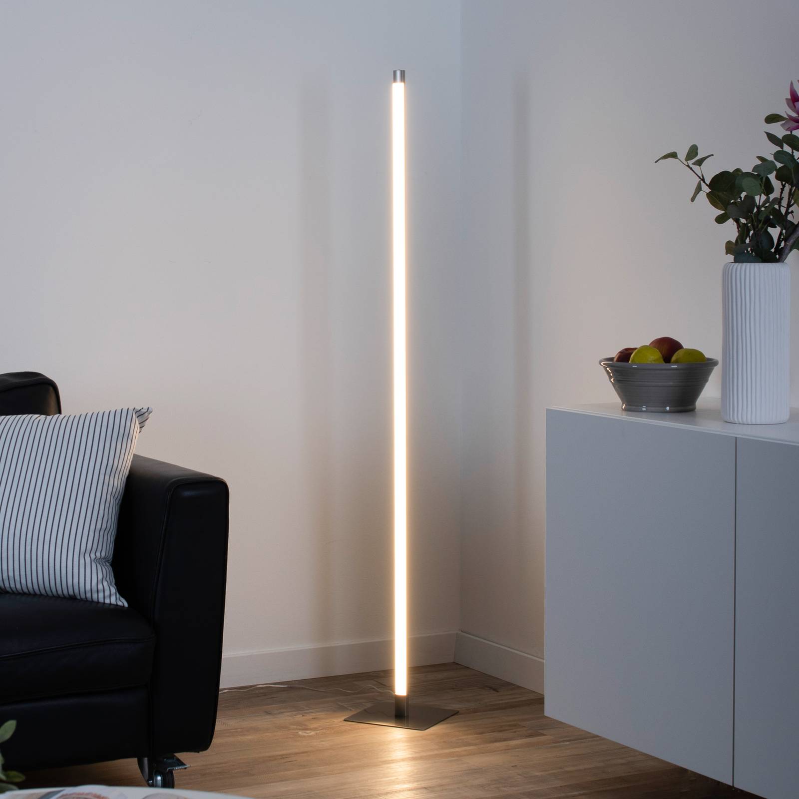 E-shop LED stojacia lampa Bella, rovná, štvorcová základňa, oceľ