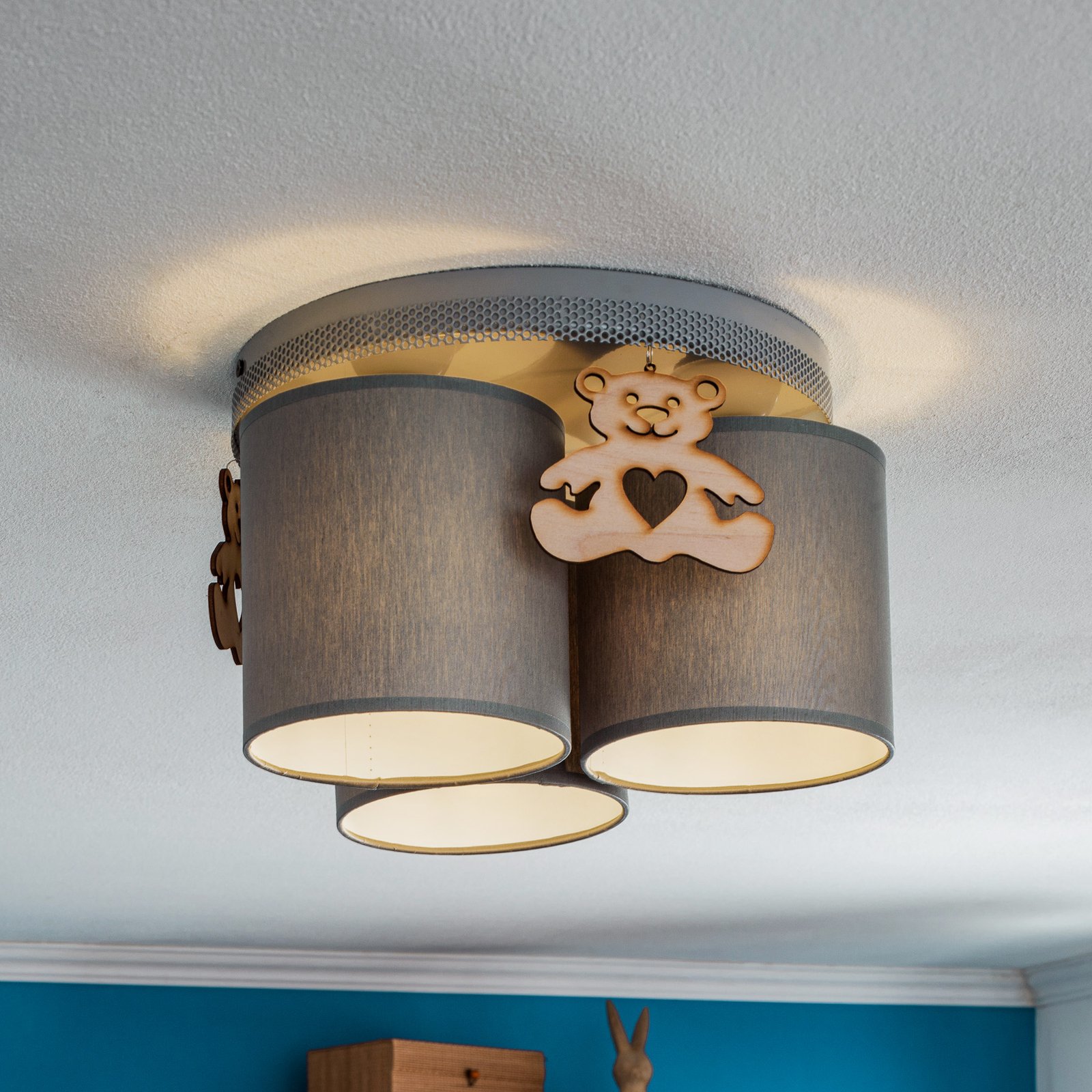 Plafondlamp Mis, grijs met houten beer, 3-lamps
