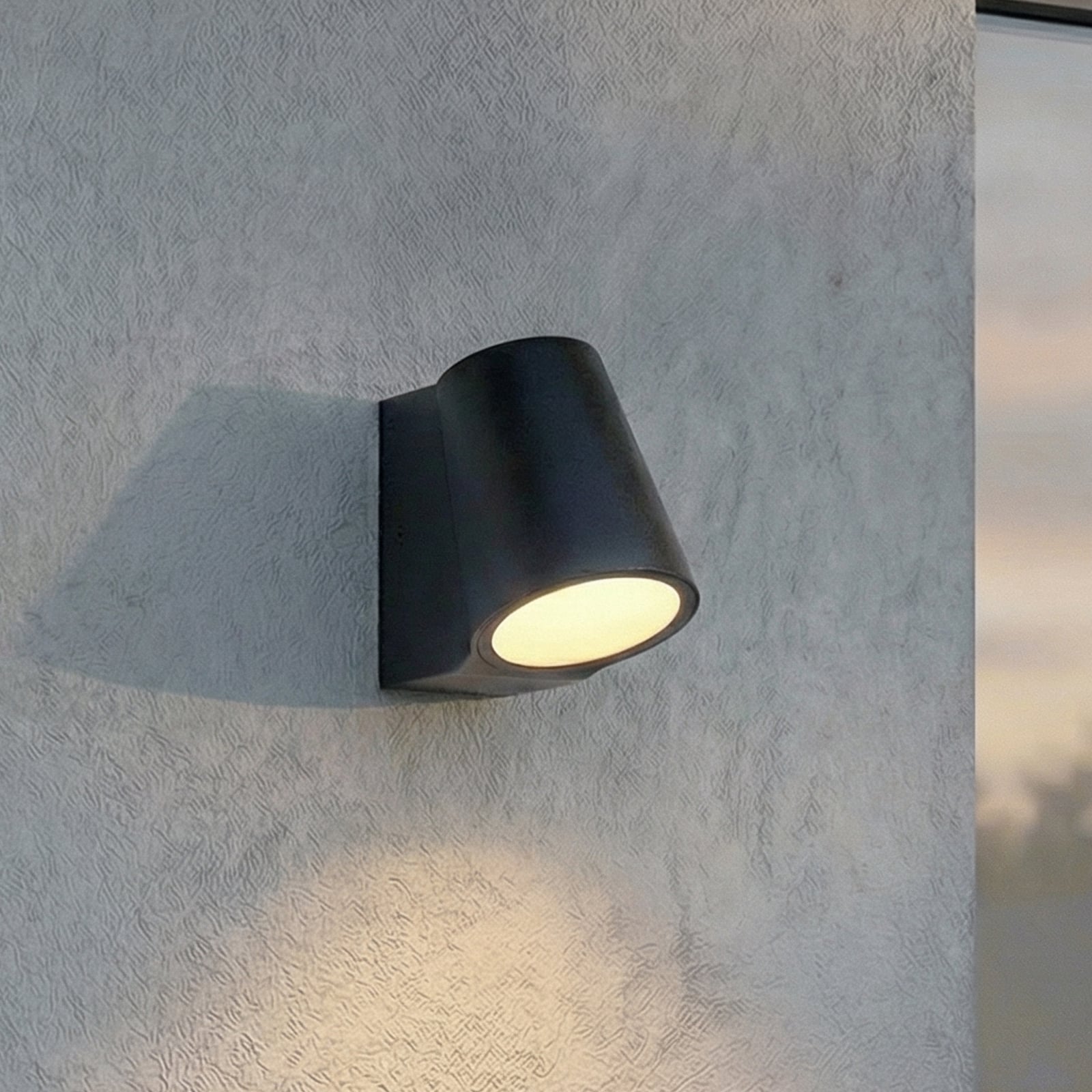 Illuvia LED-ulkoseinävalaisin, IP54, mattamusta, metalli - Lindby