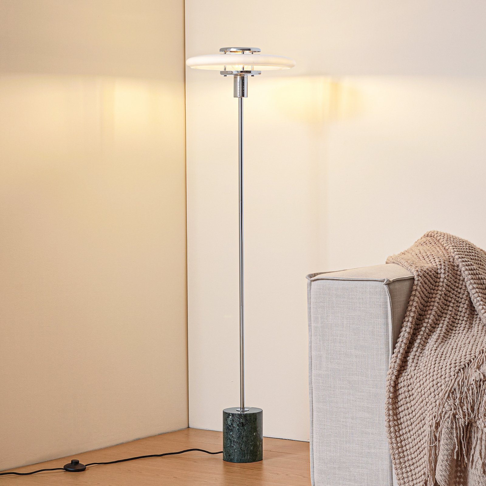 Lindby Stehleuchte Branford, 130 cm, weiß/grün, Glas/Marmor