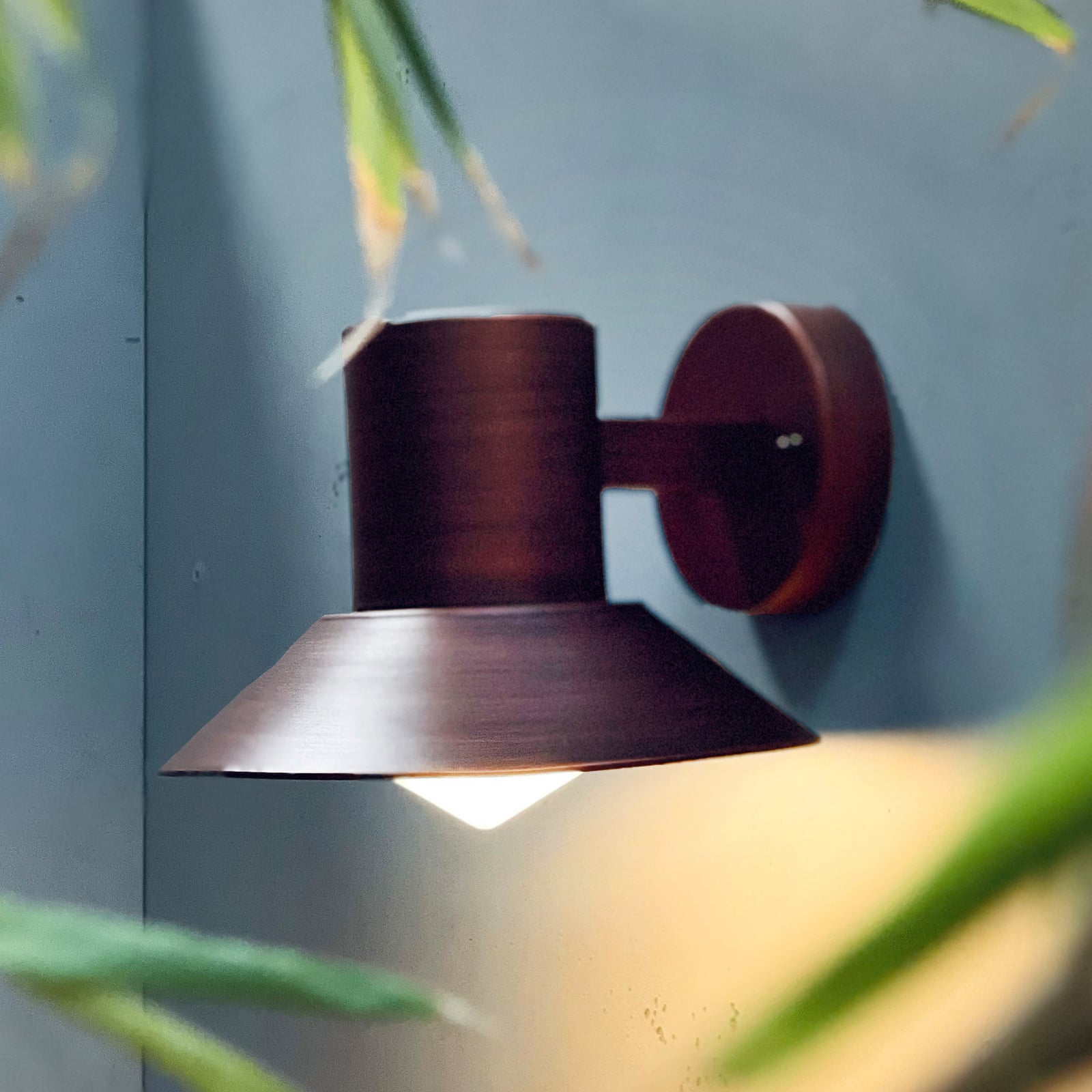 Dyberg Larsen Външна стенна лампа Venice, меден цвят, Ø 20 cm