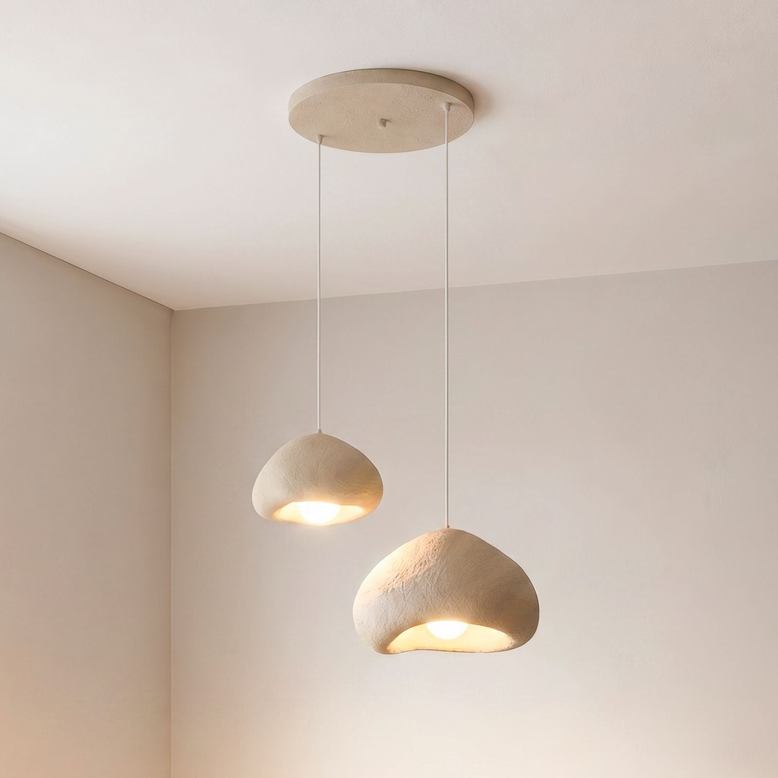 Lampada a sospensione Lora, beige, larghezza 70 cm, a 2 luci, in fibra di