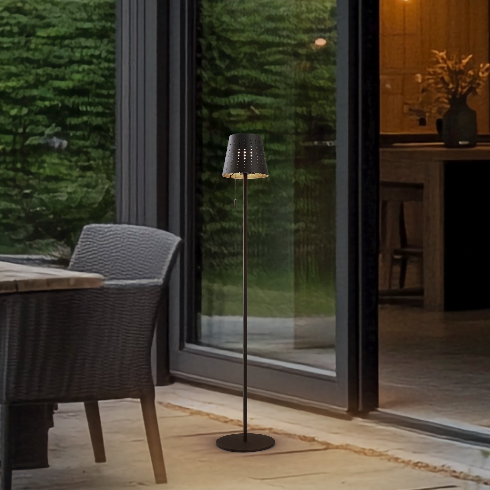 Lindby lampe sur pied LED solaire Hilario, noir, fer, batterie rechargeable