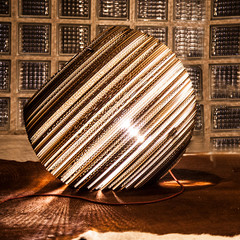 Think Paper Globe bordlampe af pap, Ø 44 cm