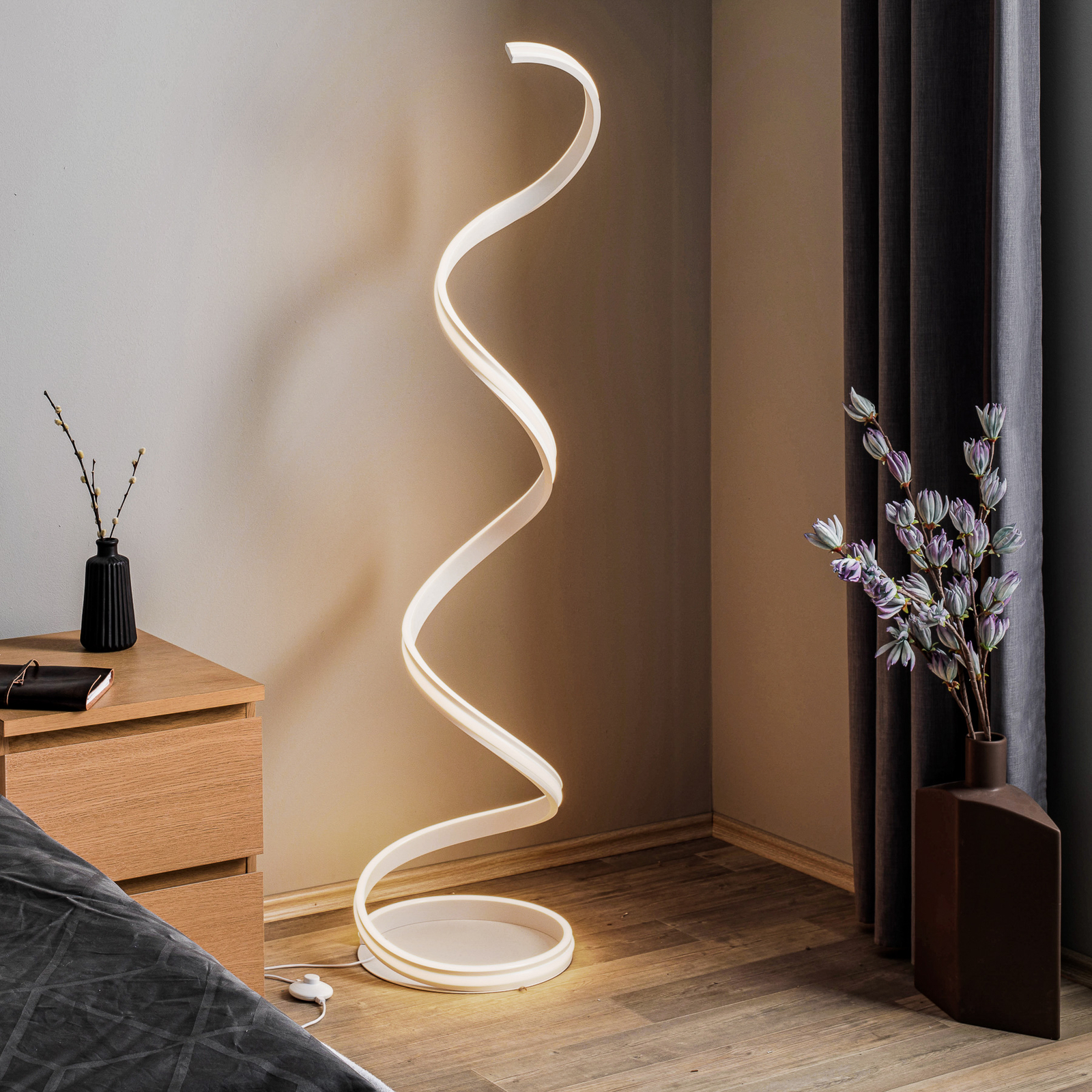 Lindby Salloa lampadaire spirale, dim, CCT, blanc