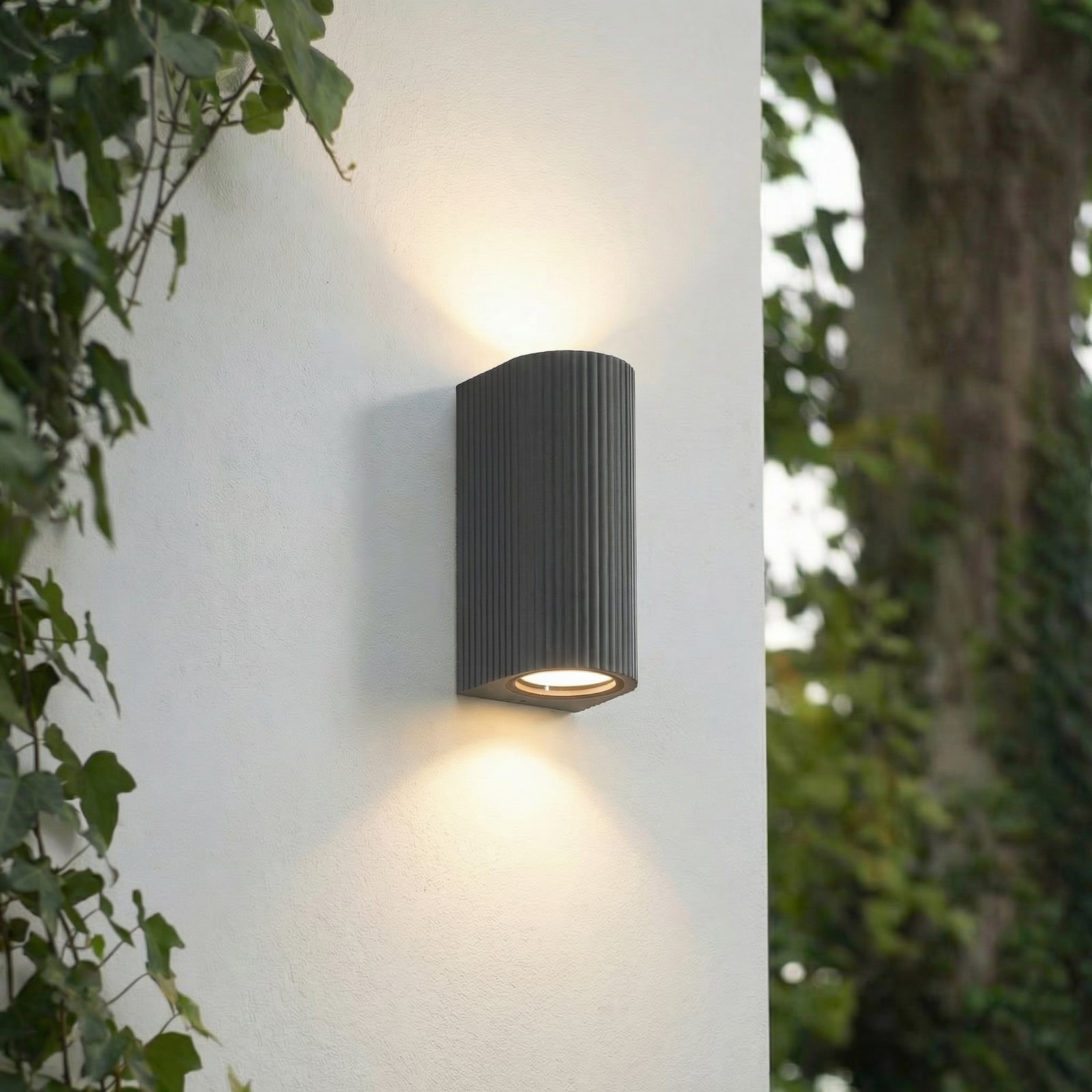 Lindby udendørs væglampe Aluvo, antracit, 16 cm, IP65 Riffel Lindby udendørs væglampe Aluvo, antracit, 16 cm, IP65 Riffel