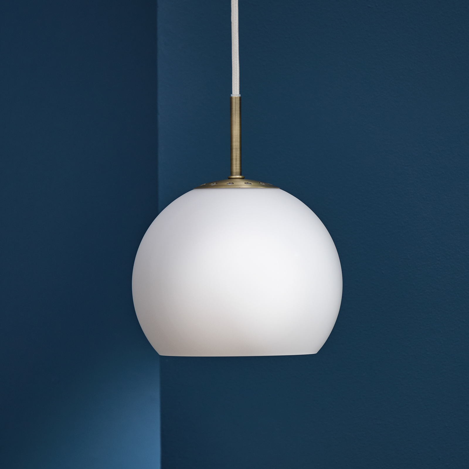 Ball Glass Pendelleuchte Ø18 Opal Weiß - Frandsen