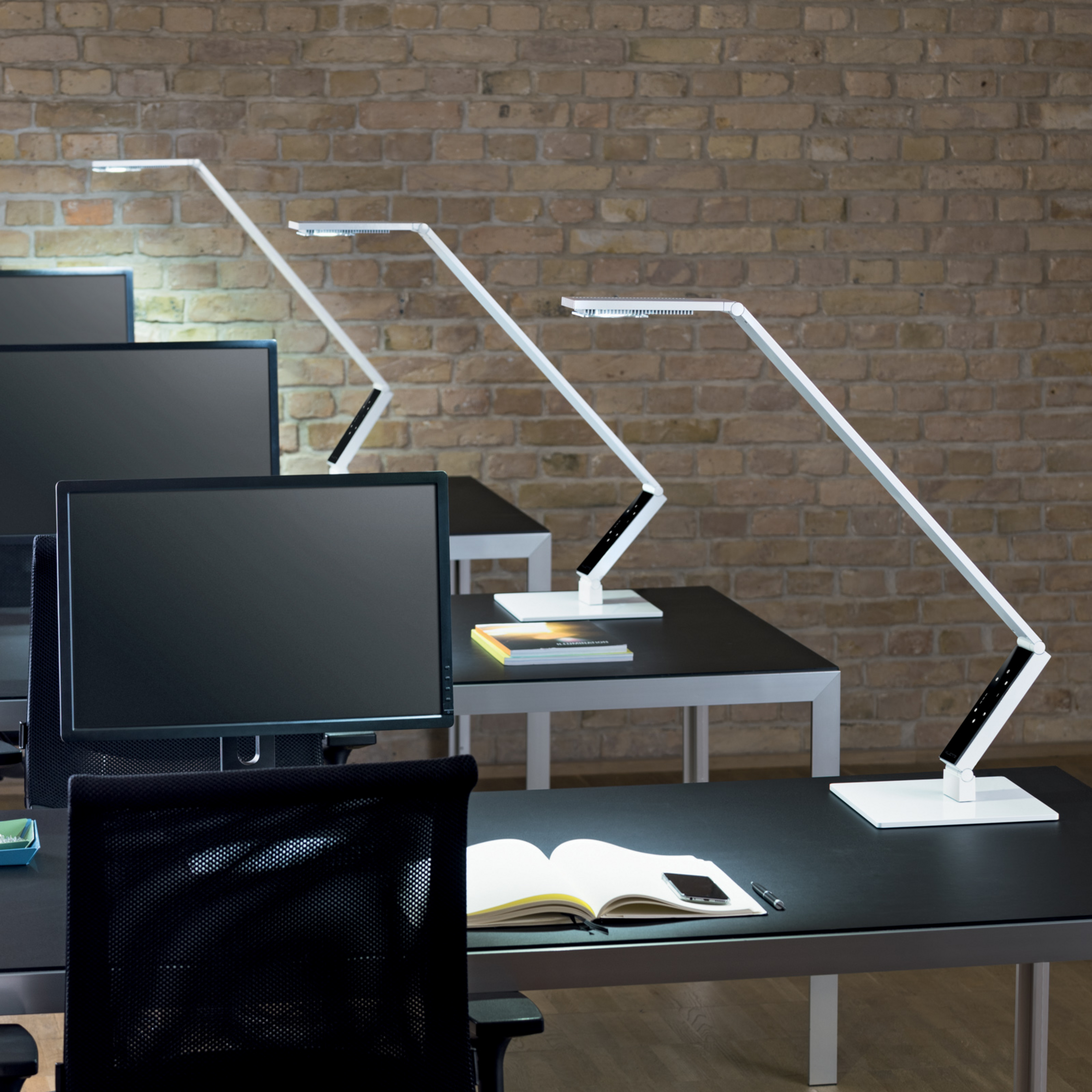 Luctra TableProLineární stolní lampa LED s podstavcem