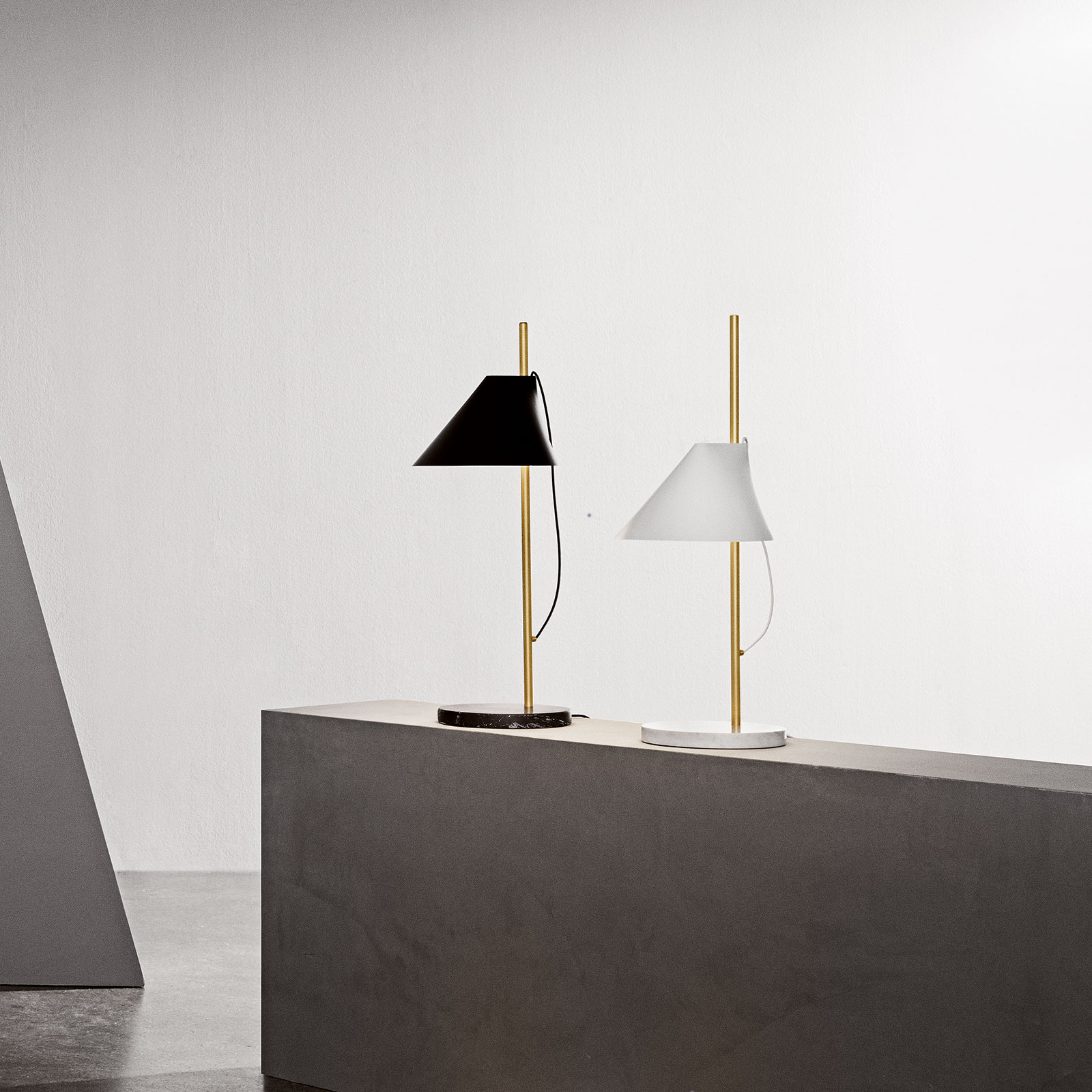 Louis Poulsen Marmor-Tischlampe Yuh Brass