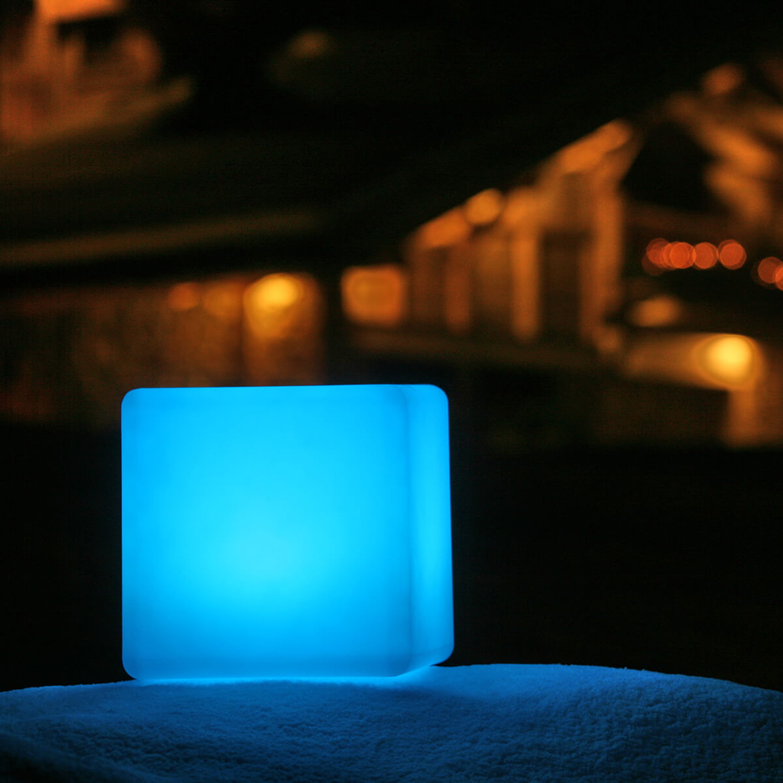 Cube - a luminous cube for outdoors