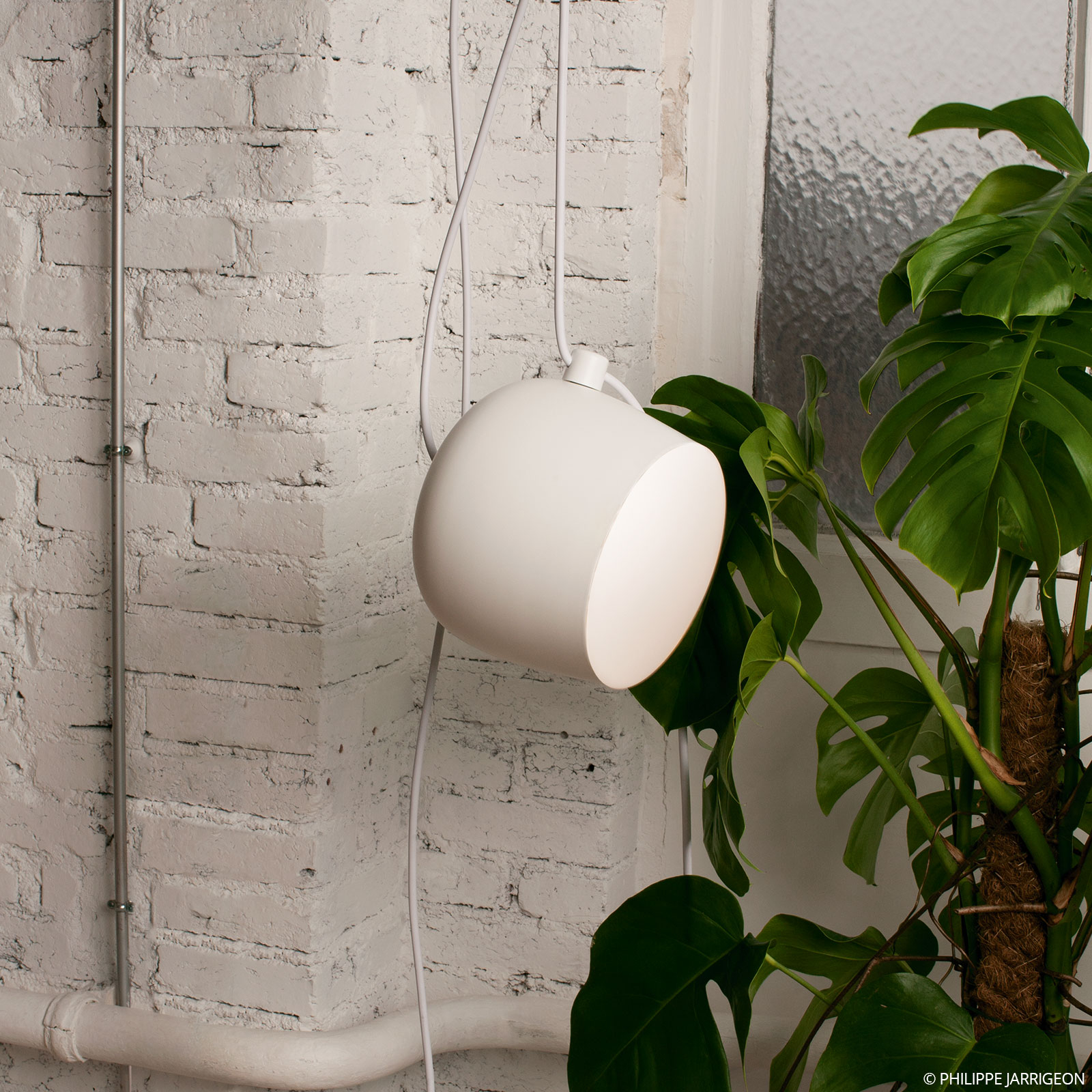 Flos FLOS Aim LED pendant light with plug, white, for Living / Dining Room, aluminium, polycarbonate, 16 W, energy efficiency: A+, H: 21.1 cm