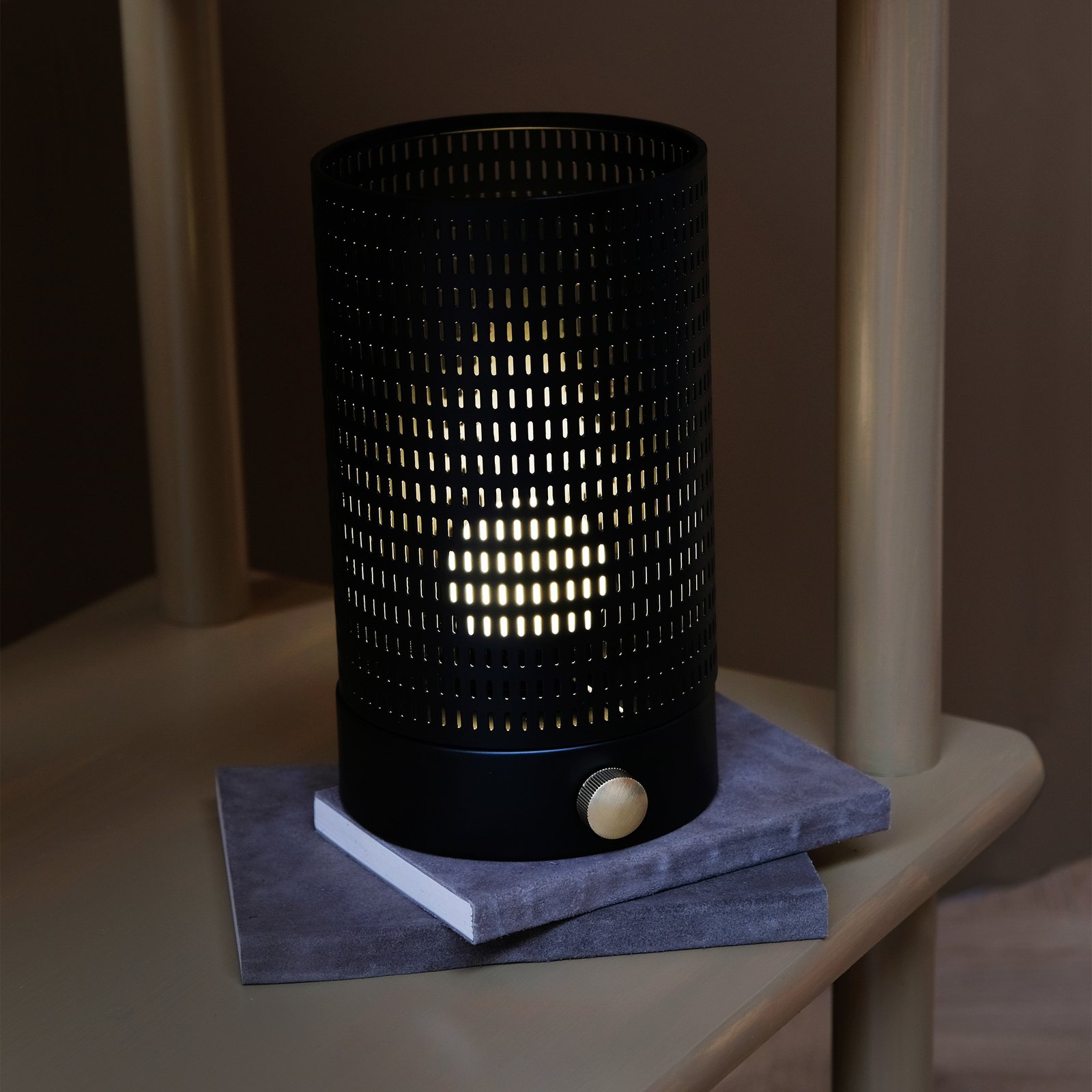 Dyberg Larsen LED namizna svetilka na baterije Mesh, črna, višina 20 cm