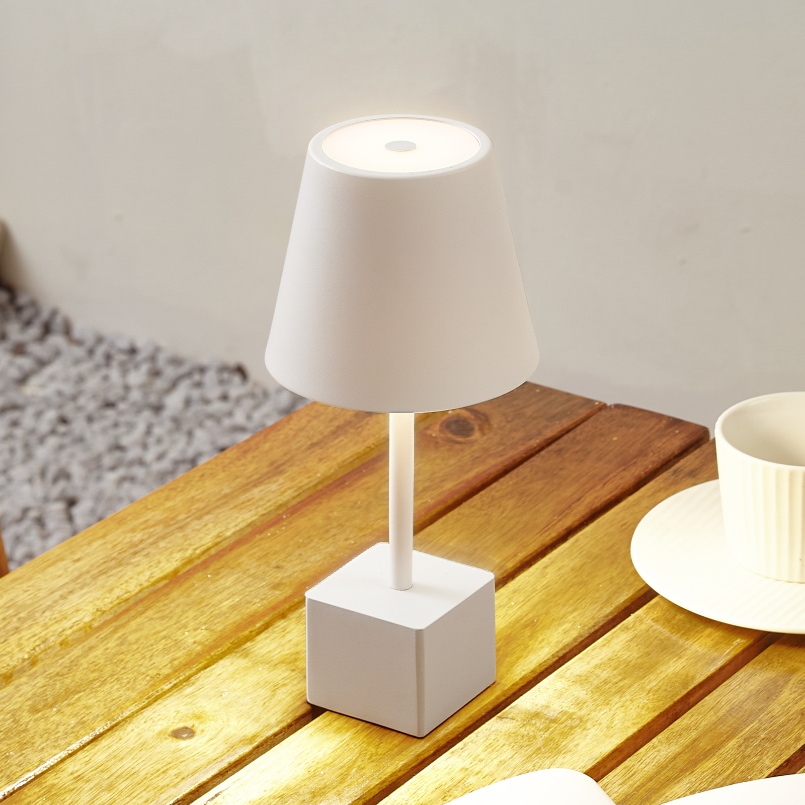 Lámpara de mesa Lindby LED recargable Janea, cubo, blanca, metal