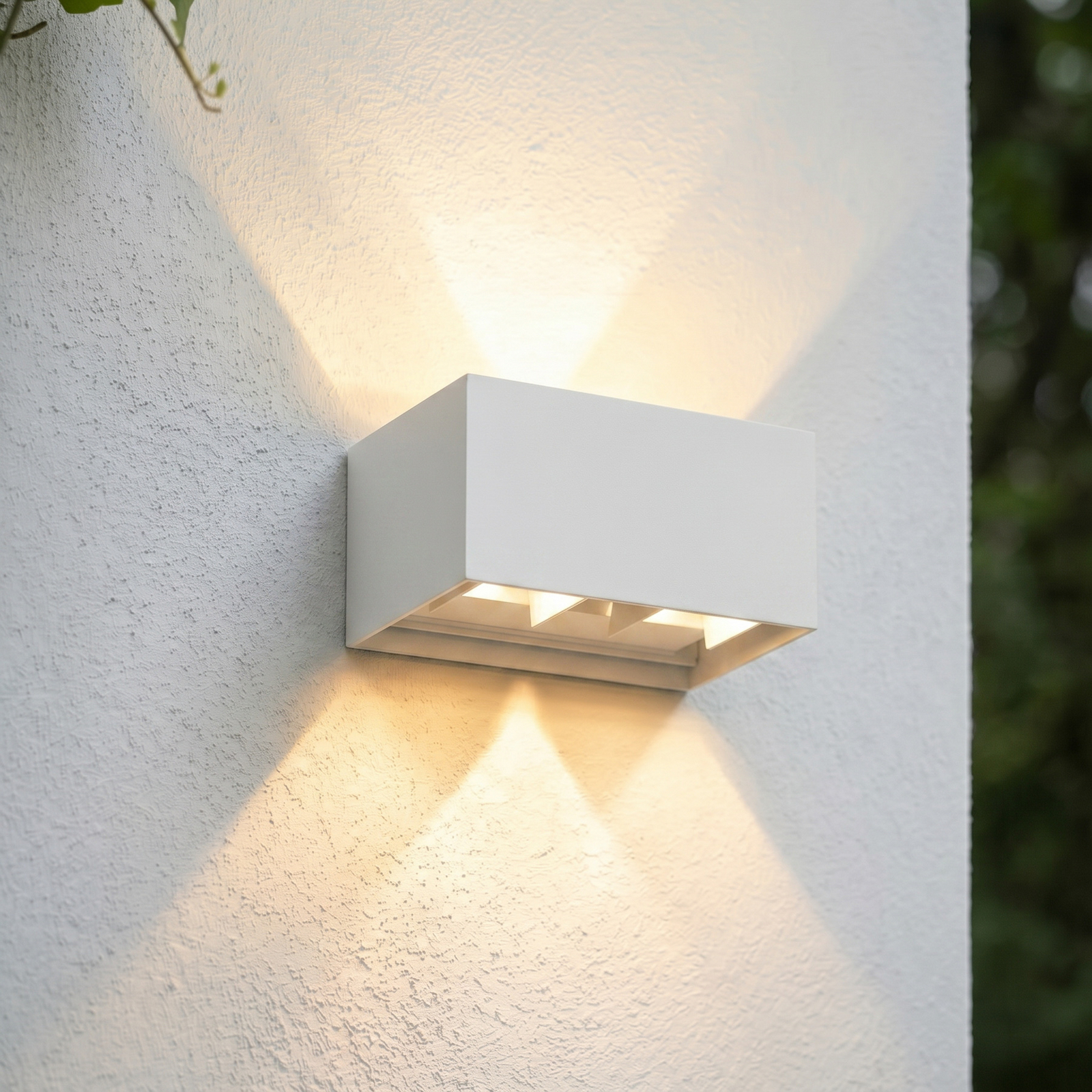 Applique da esterno LED Lindby Nivar, angolare, bianca, 20 cm, IP54