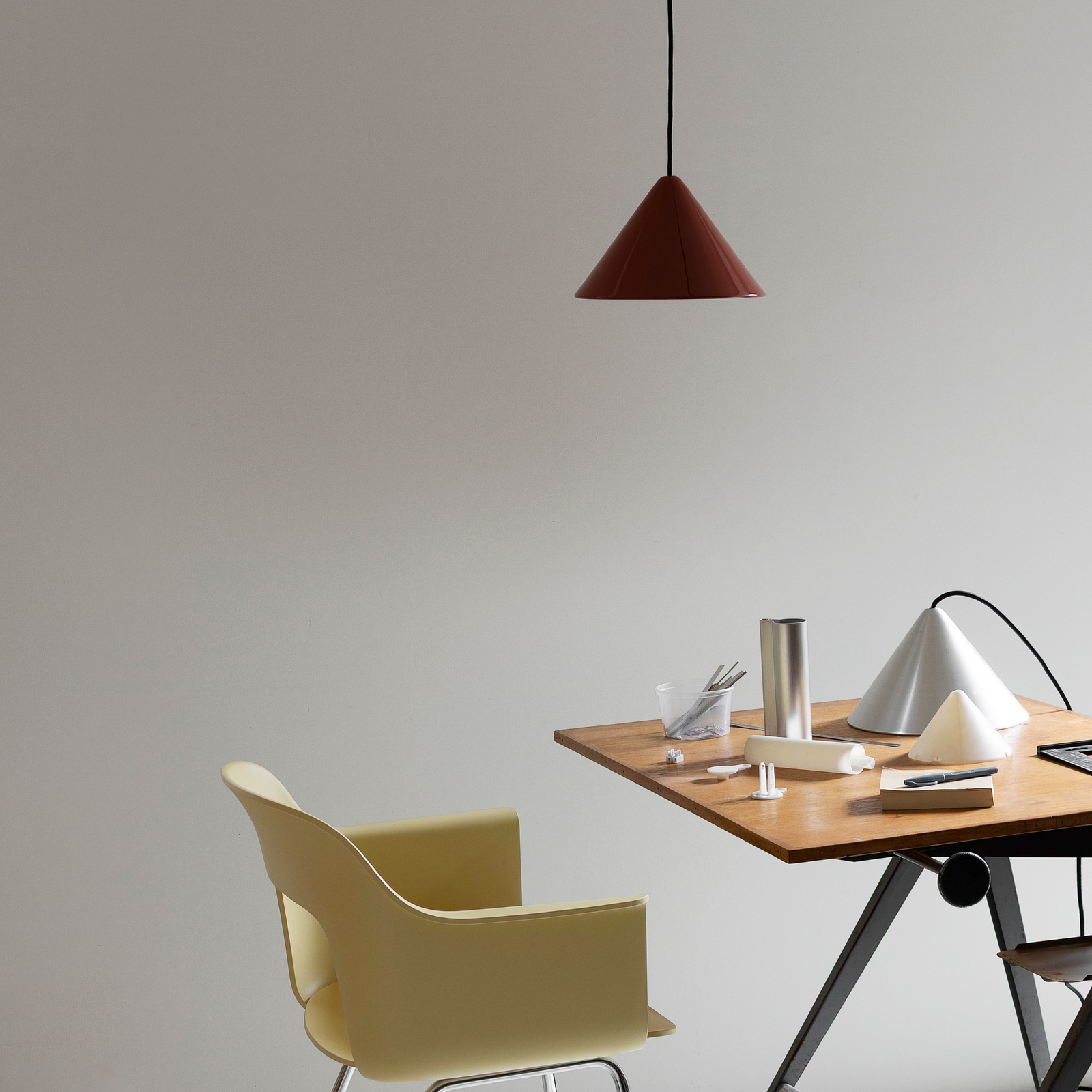 Závěsné světlo Compass, červené, Ø 26 cm, GX53 – HAY