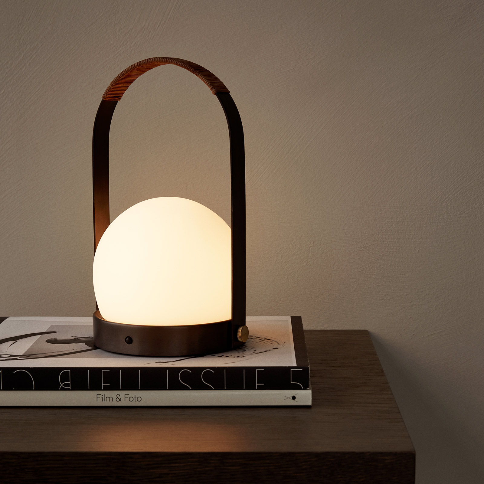 Audo Carrie LED tavolo ricaricabile bronzo/cuoio