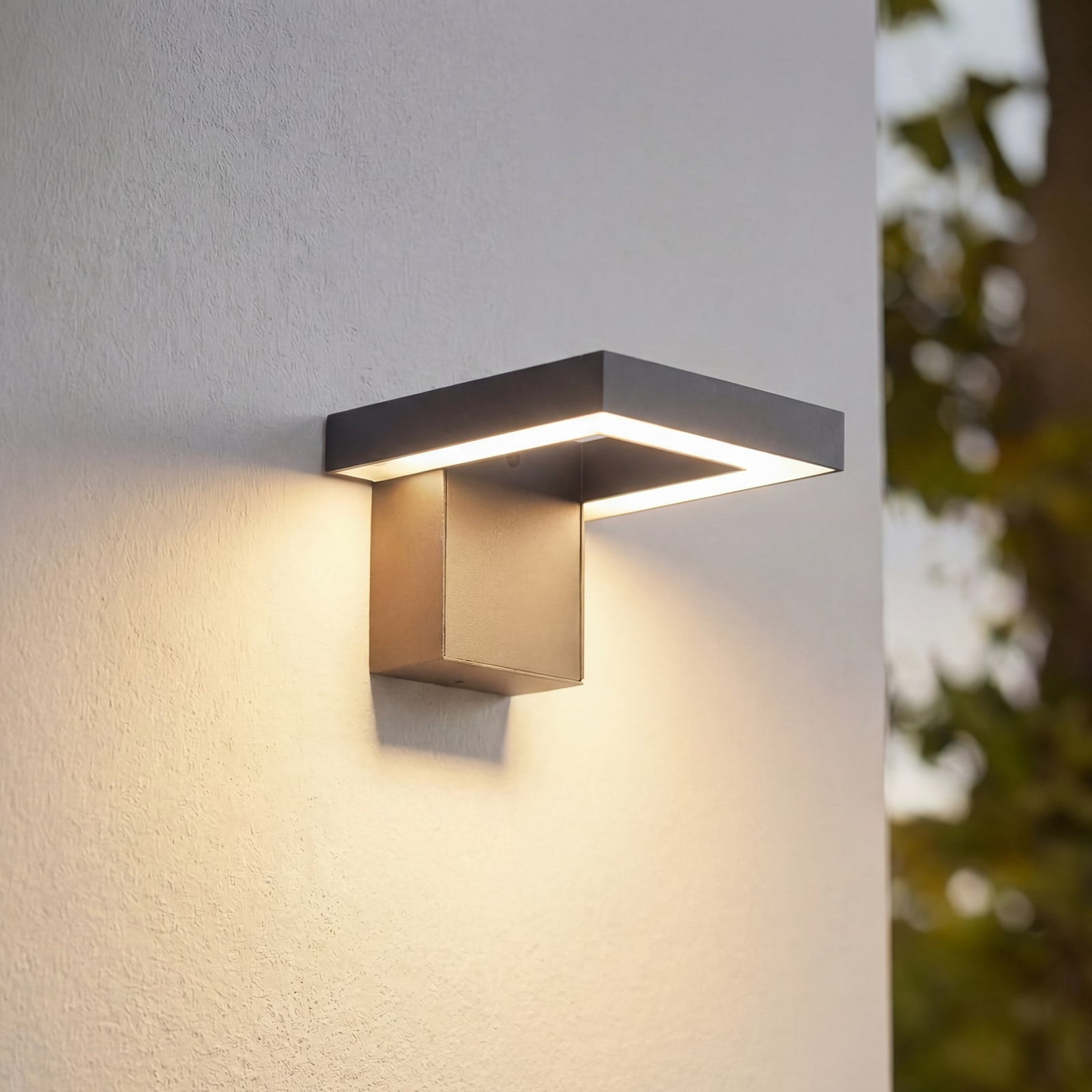 Orbin LED-utomhusv&auml;gglampa, CCT, IP54, gr&aring;, vinklingsbar &ndash; Lindby - Terrass - Modern - Aluminium - Vinklad