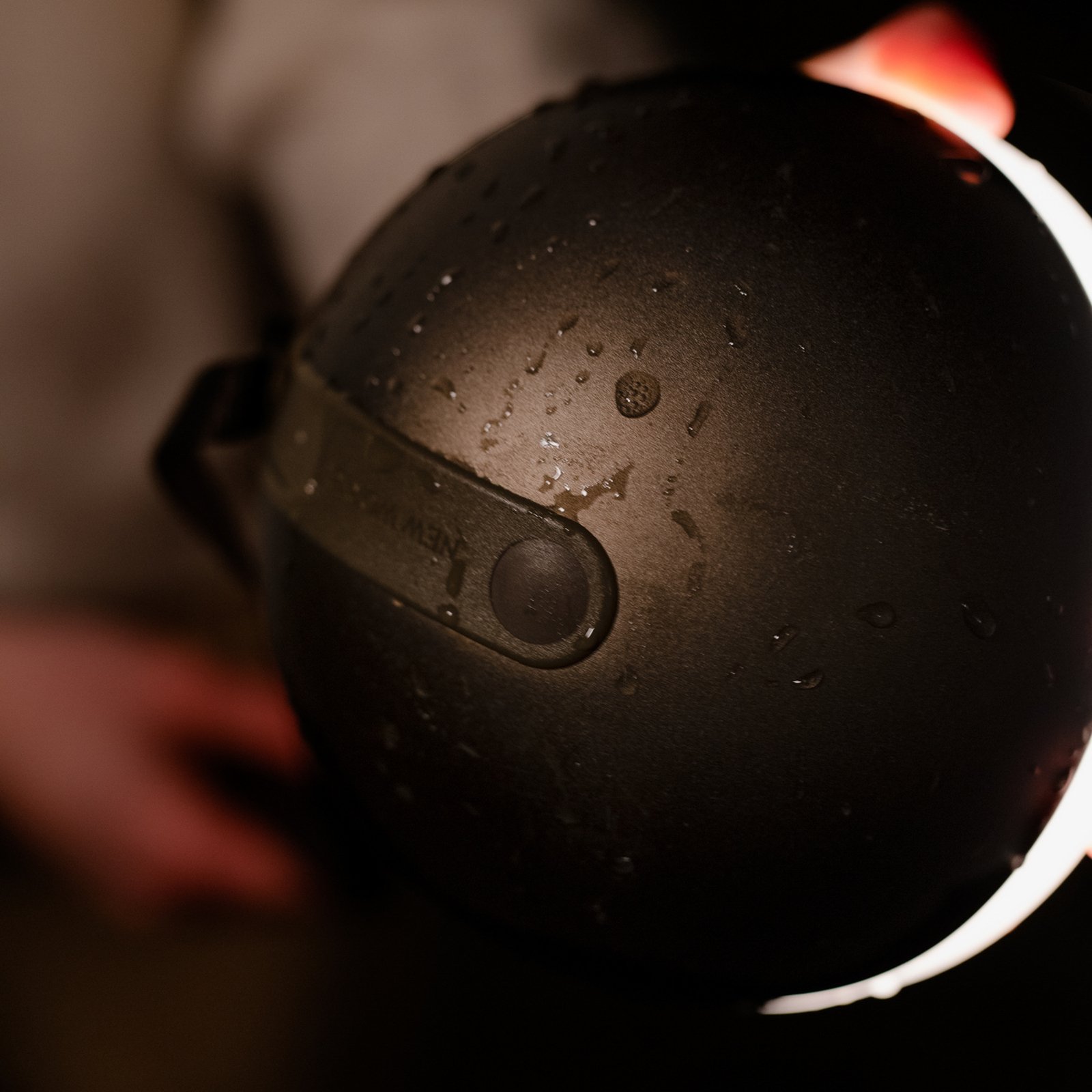 New Works Sphere LED uzlādējama gaisma IP67 tumši bronzas krāsā