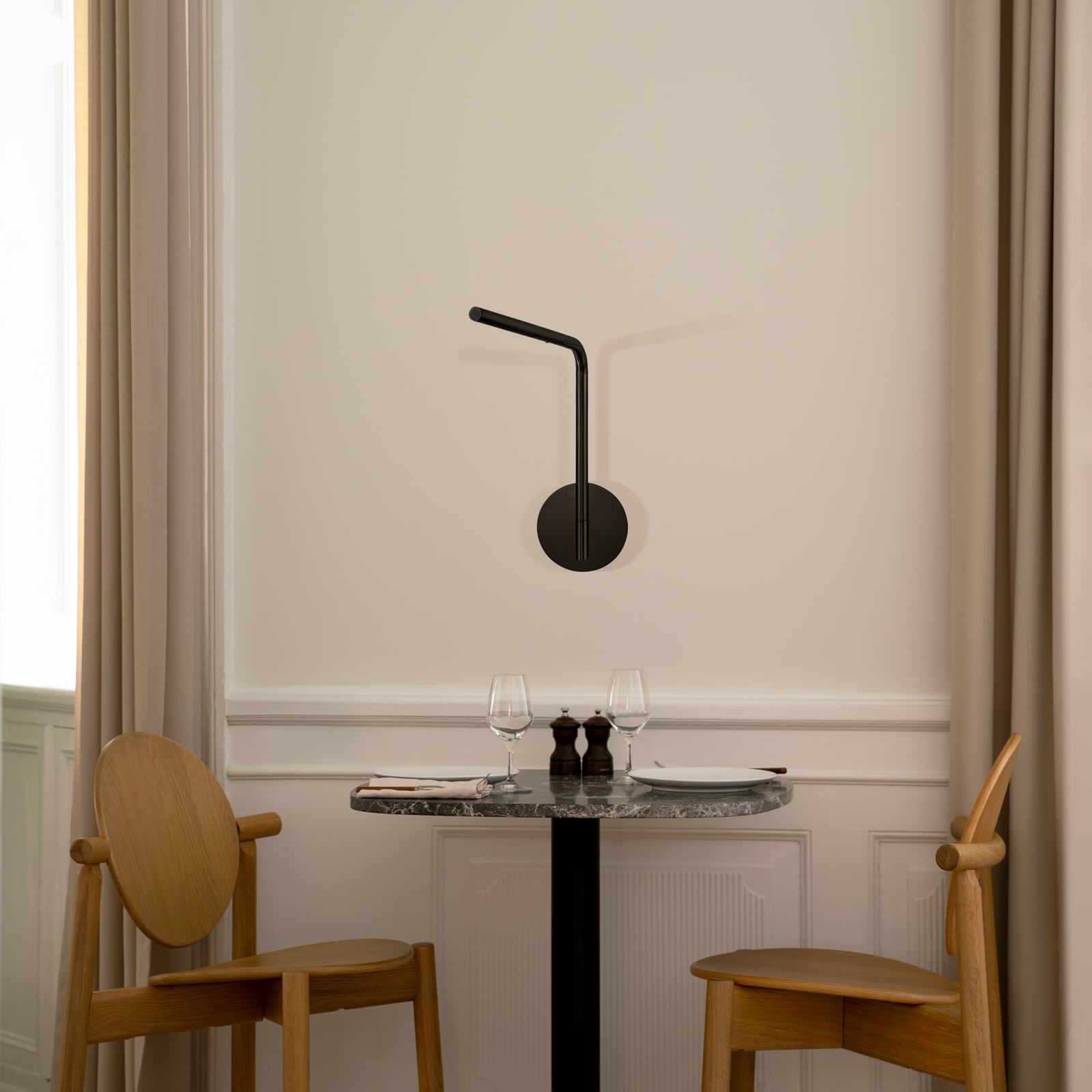 Omni Pivot LED-Wandlampe, schwarz, dimmbar - UMAGE