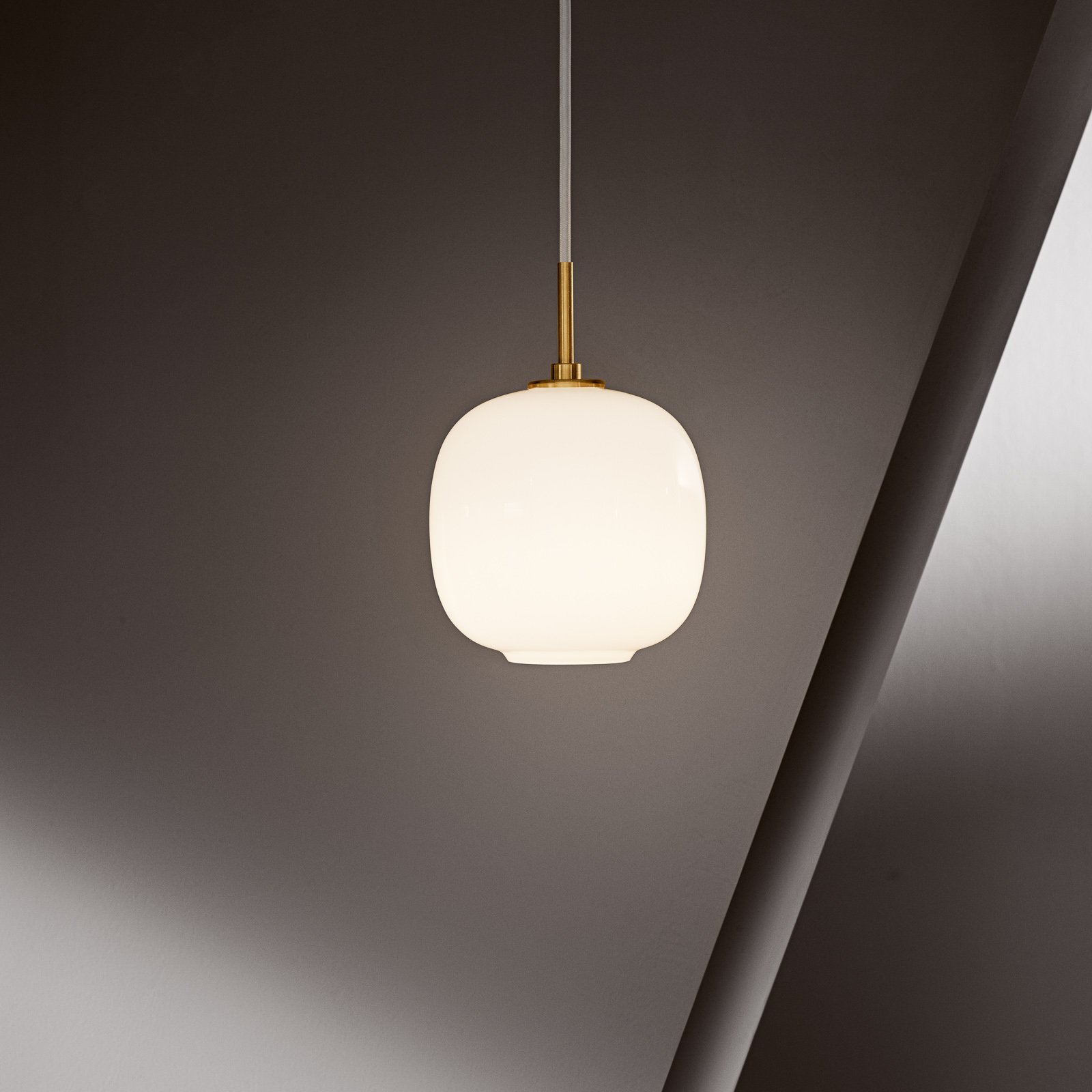 VL45 Radiohus Lustră Pendul Ø175 Brass/Glossy White Opal - Louis Poulsen