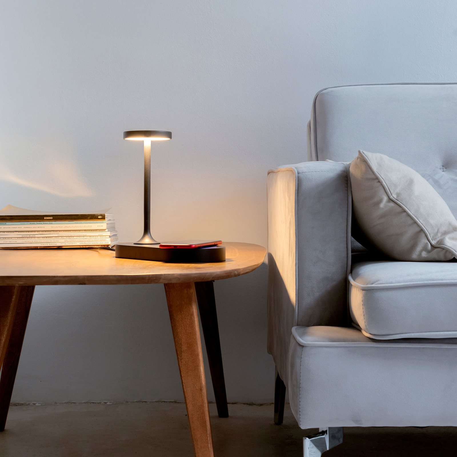 LED-Tischleuchte Ceres mit Ladestation