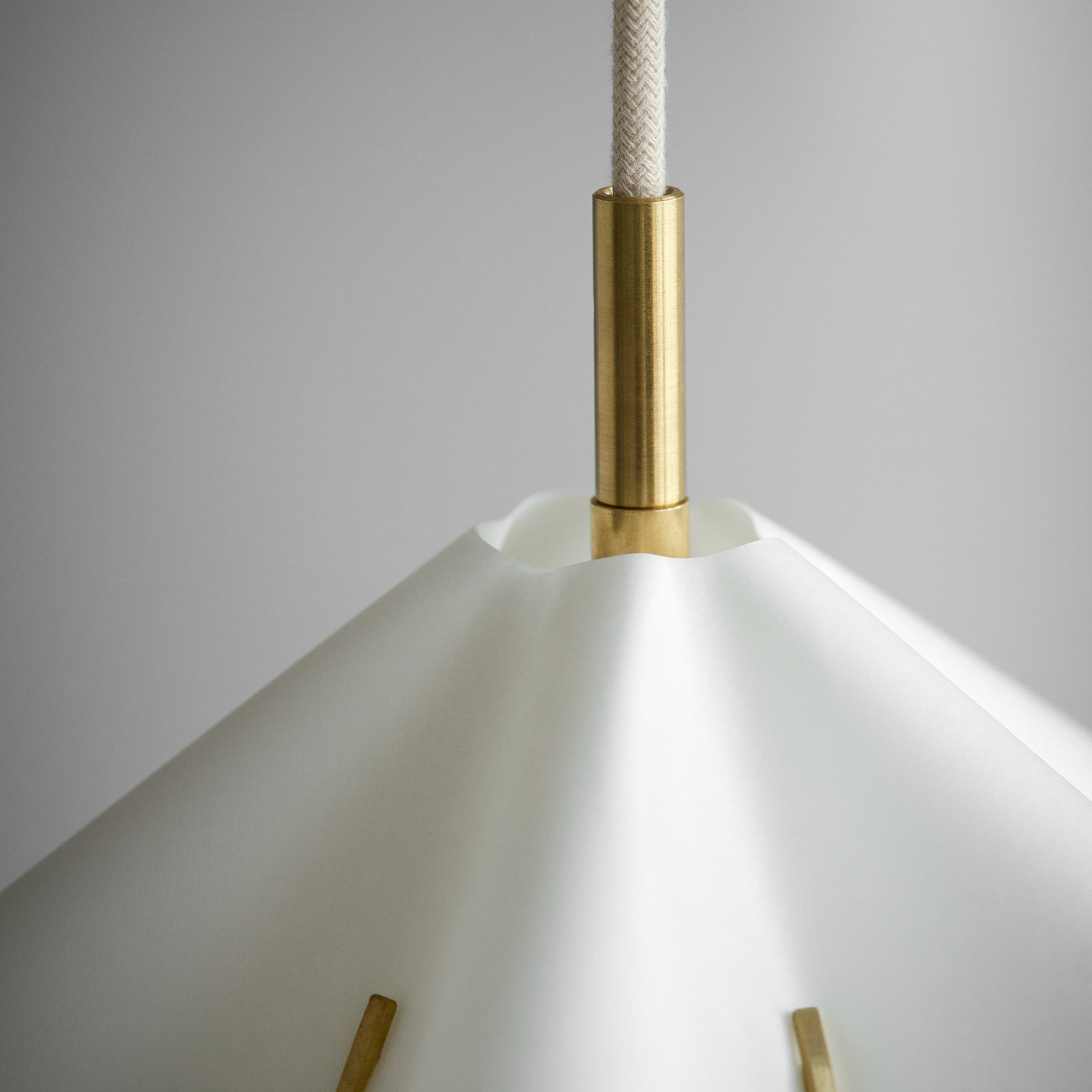 Suspension Sinuate, laiton/blanc, Ø 75 cm, E27, papier - Moebe Suspension Sinuate, laiton/blanc, Ø 75 cm, E27, papier - Moebe