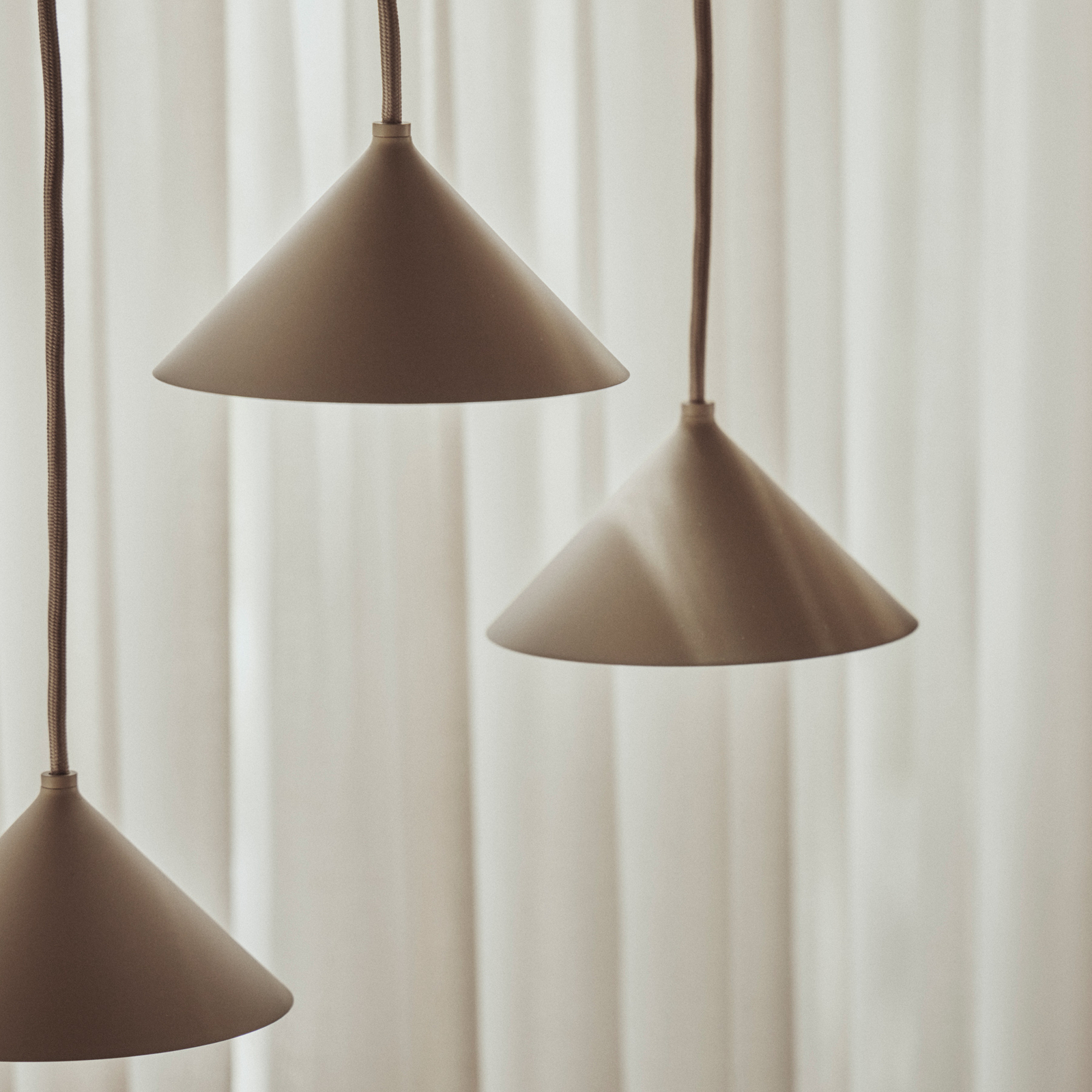 Grasp viseća lampa, pijesčno siva, Ø 15 cm, s utikačem - Frandsen Grasp viseća lampa, pijesčno siva, Ø 15 cm, s utikačem - Frandsen