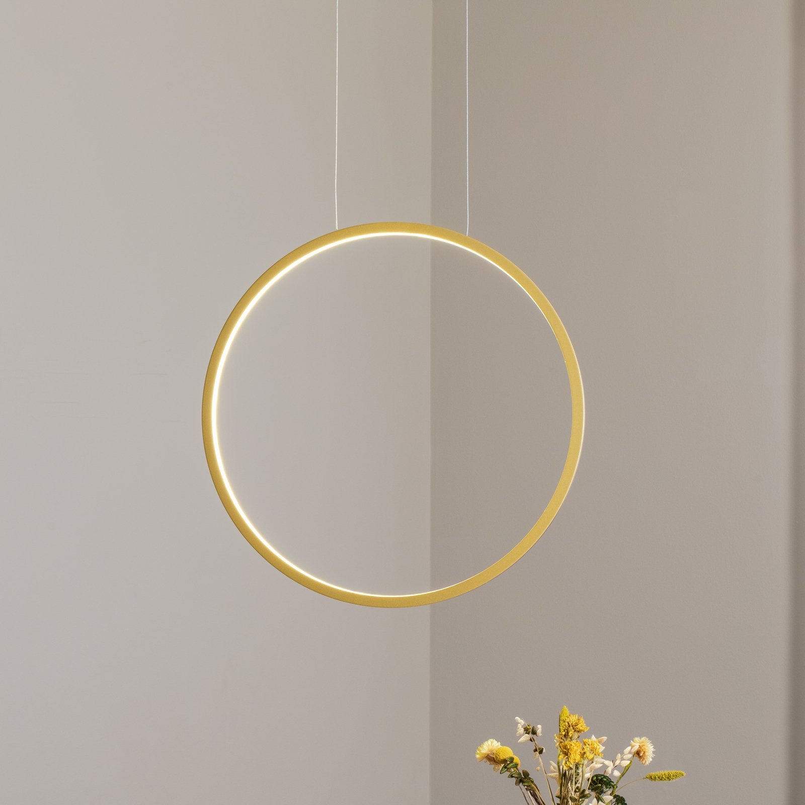 LED pendant light Saturno vertical, gold, Ø 50 cm, metal