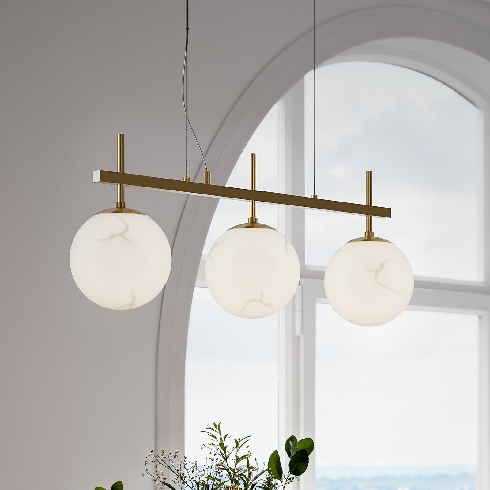 Bellagio hänglampa, mässingsfärgad/vit, 3 lampor – By Rydéns - Matsal - Glas - Med flera ljuskällor | Produkter - Taklampor | Lampspecialisterna