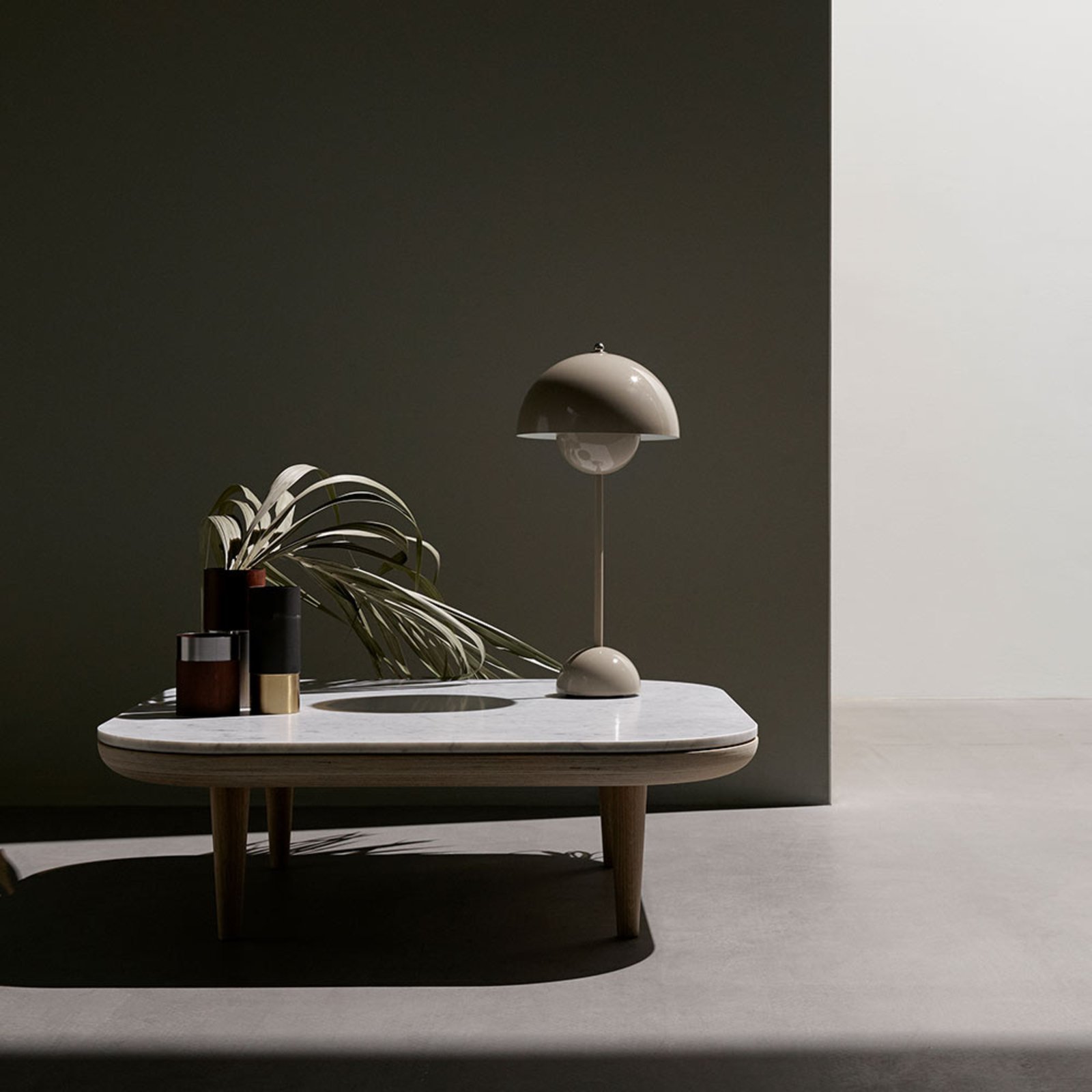 Stolová lampa Flowerpot VP3 Grey Beige - &Tradition