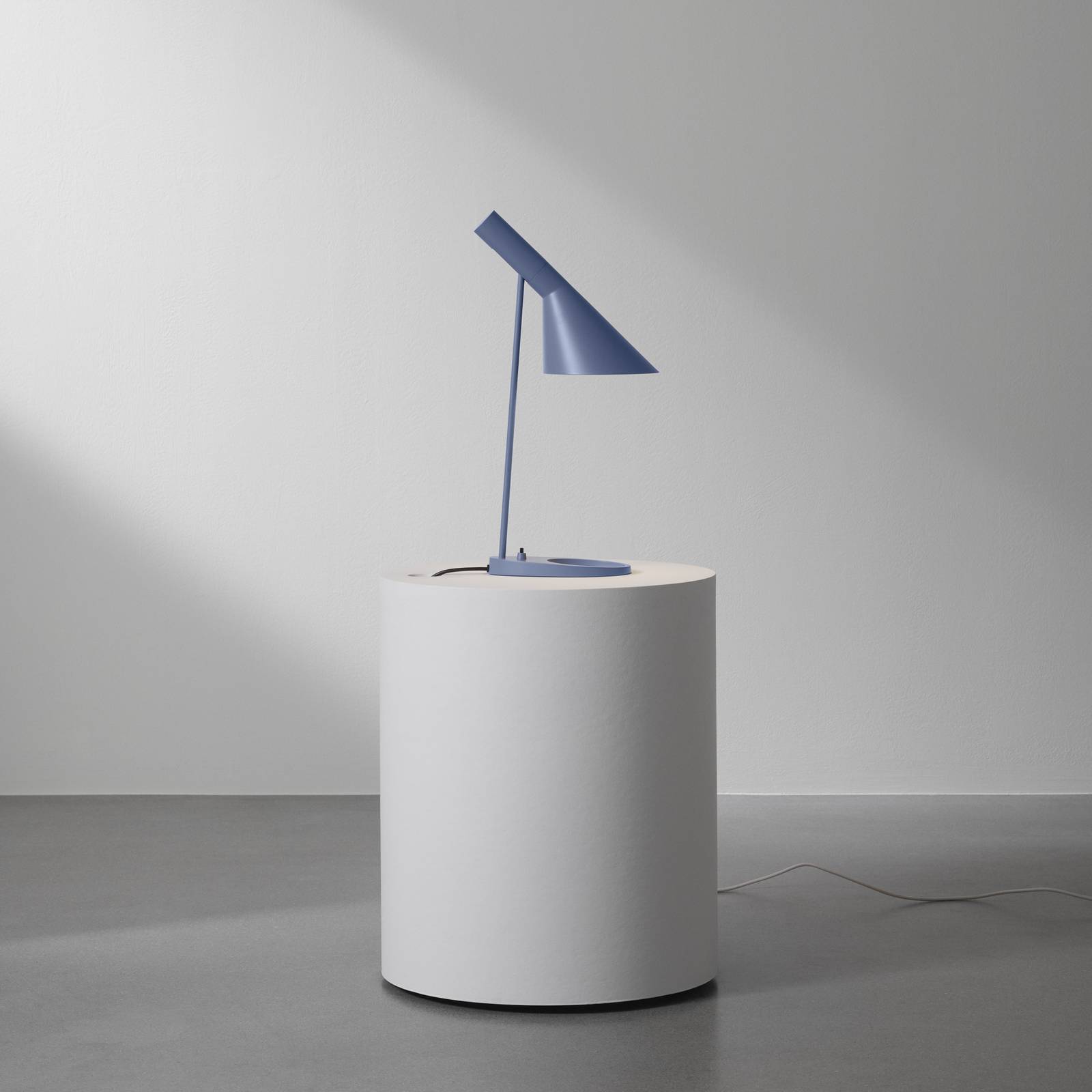 Designerska lampa stołowa Louis Poulsen AJ niebiesko-szara