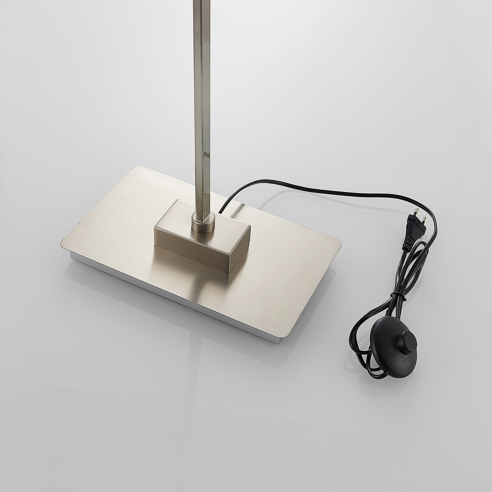 Lindby Avalyn golvlampa, vit, satinerad nickel