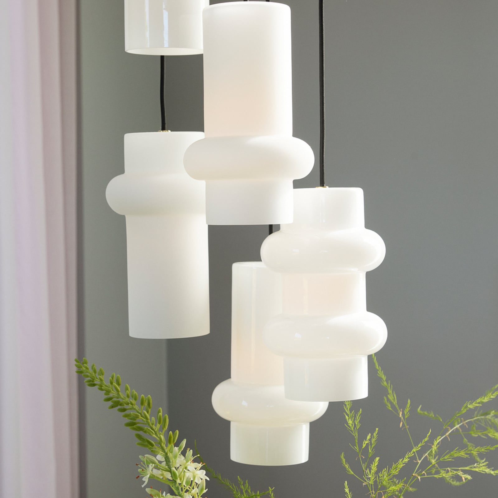 Pilule Down hanging light, glossy white, Ø 15 cm, glass