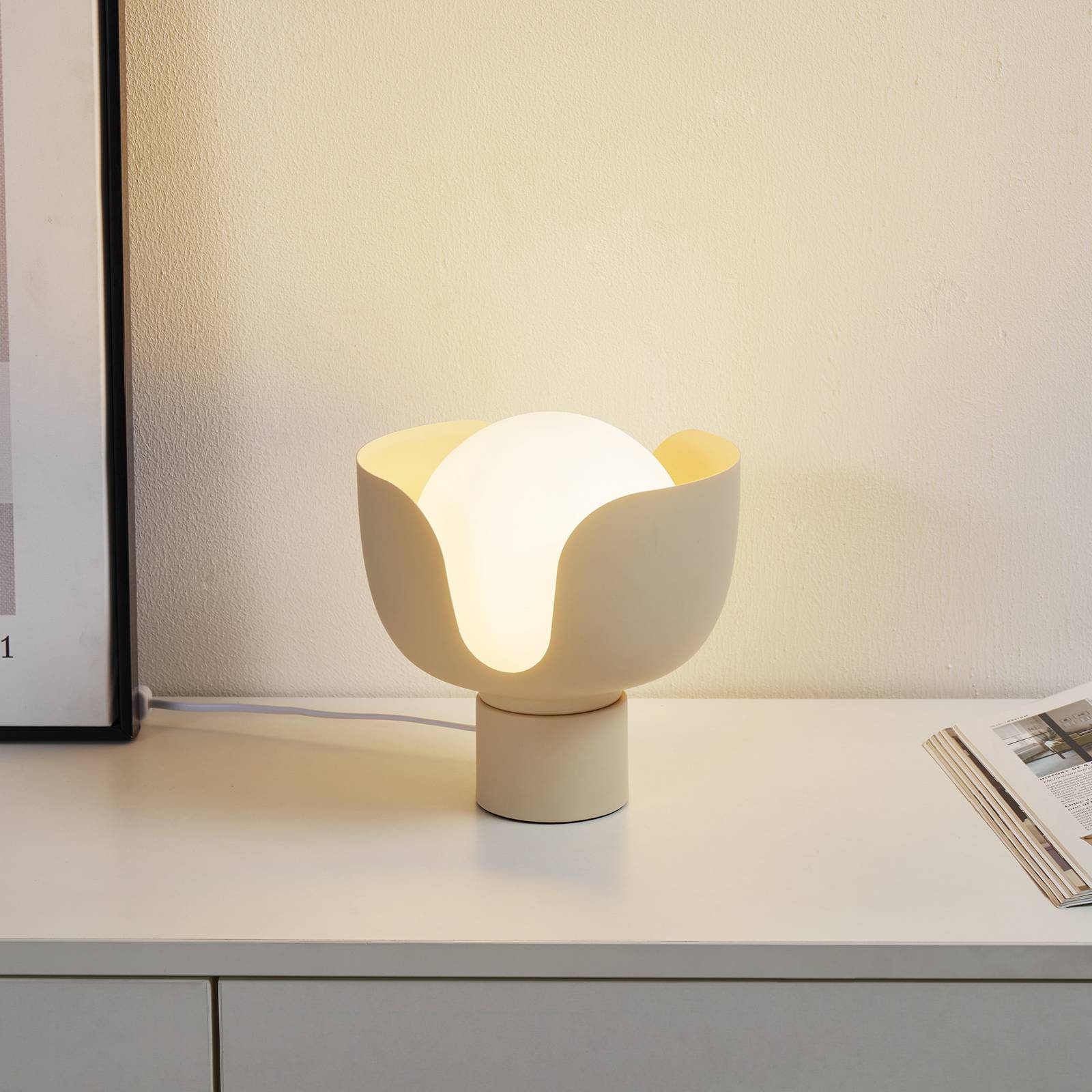 Lindby Tischleuchte Fiora, beige, Glas, Metall, Ø 20 cm günstig online kaufen