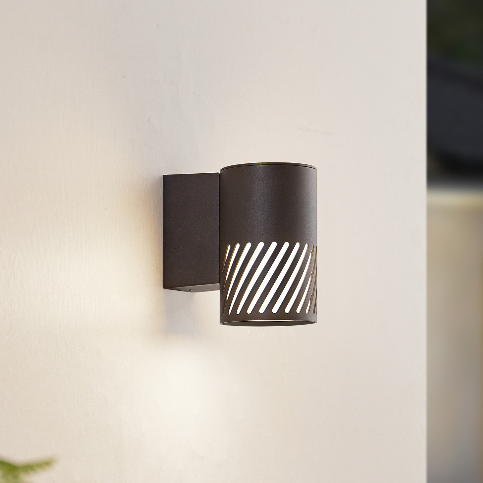 Lindby outdoor wall light Lurinda, black, aluminium, Ø 10.5 cm