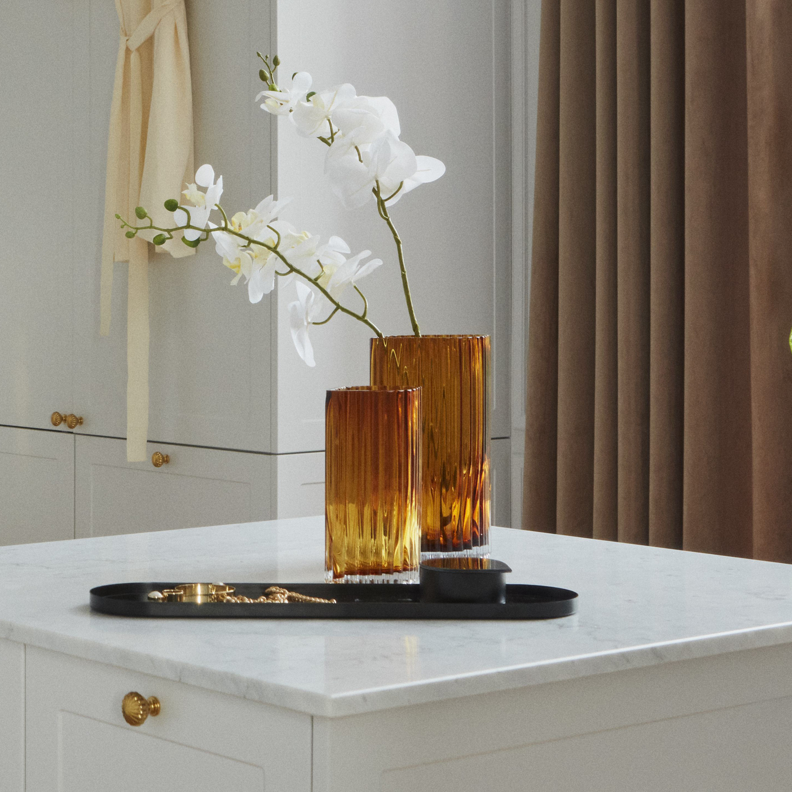 AYTM Vase Folium, bernsteinfarben, Glas, mundgeblasen