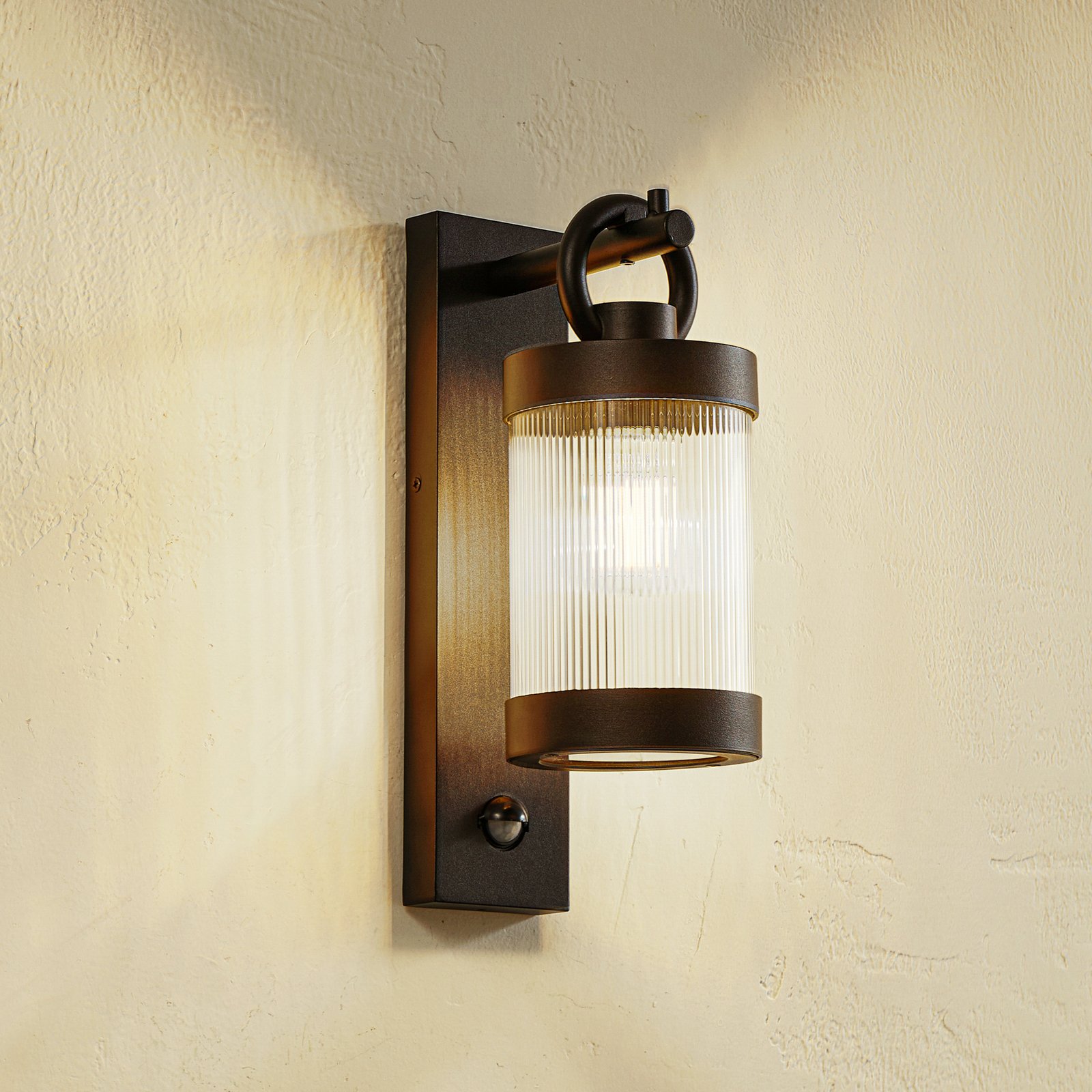 Yrene Fluted Ao ar livre Candeeiro de Parede w/Sensor Preto - Lindby